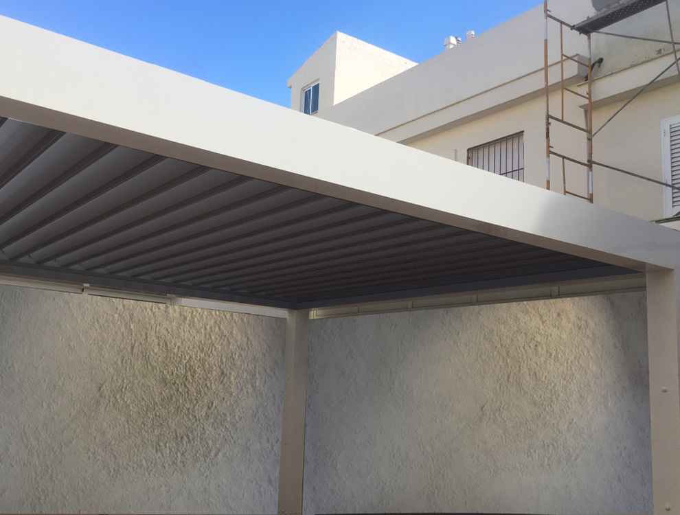 bioclimatica de lamas orientables blanca/antracita