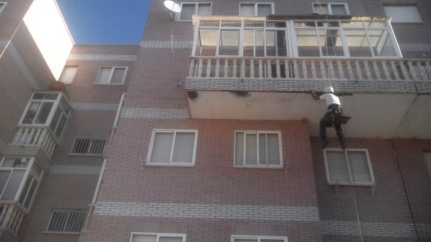 REPARACION DE BALCONES DE FACHADA DE EDIFICIO