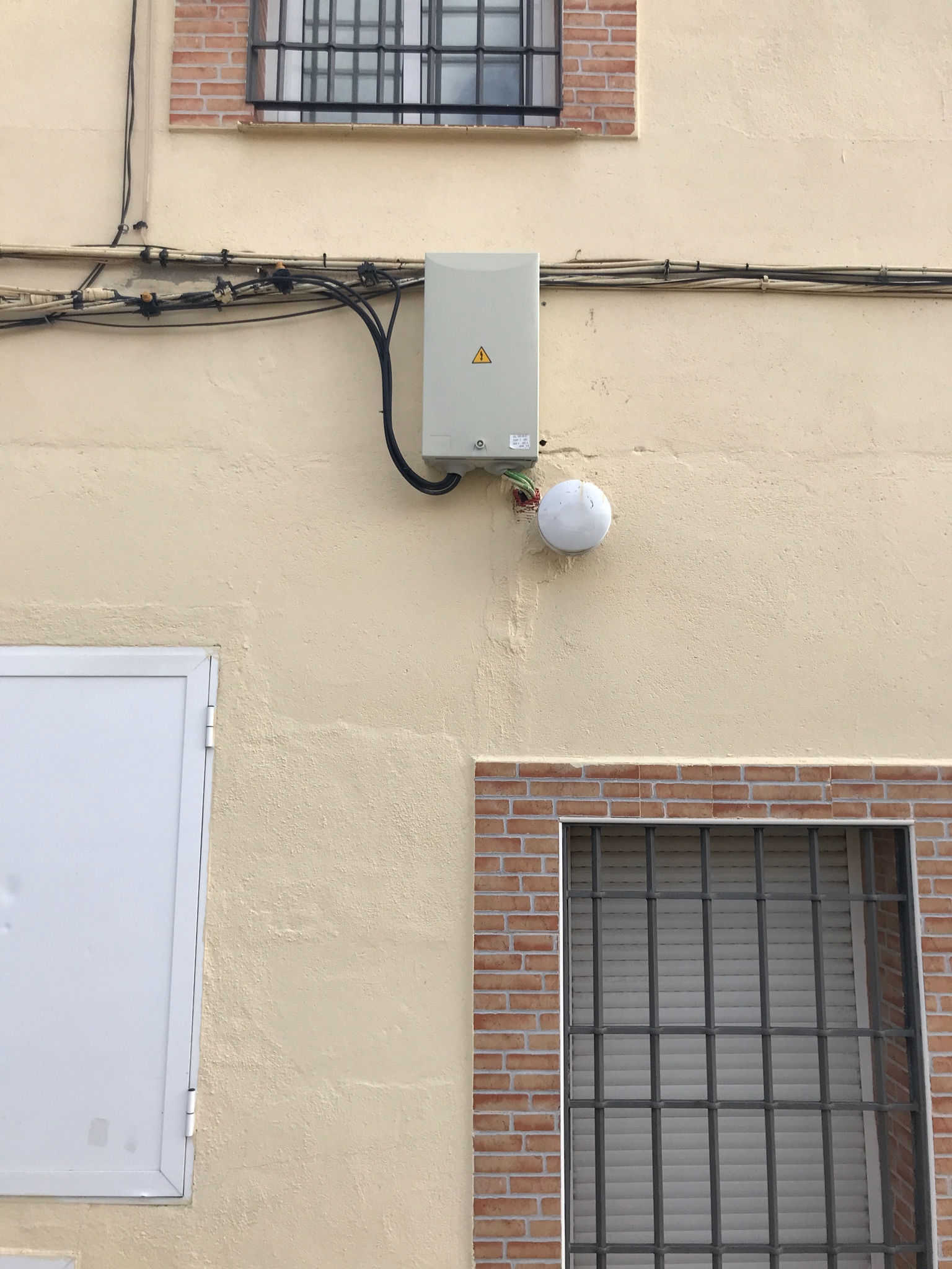 Colocación de caja bug para acometida electrica