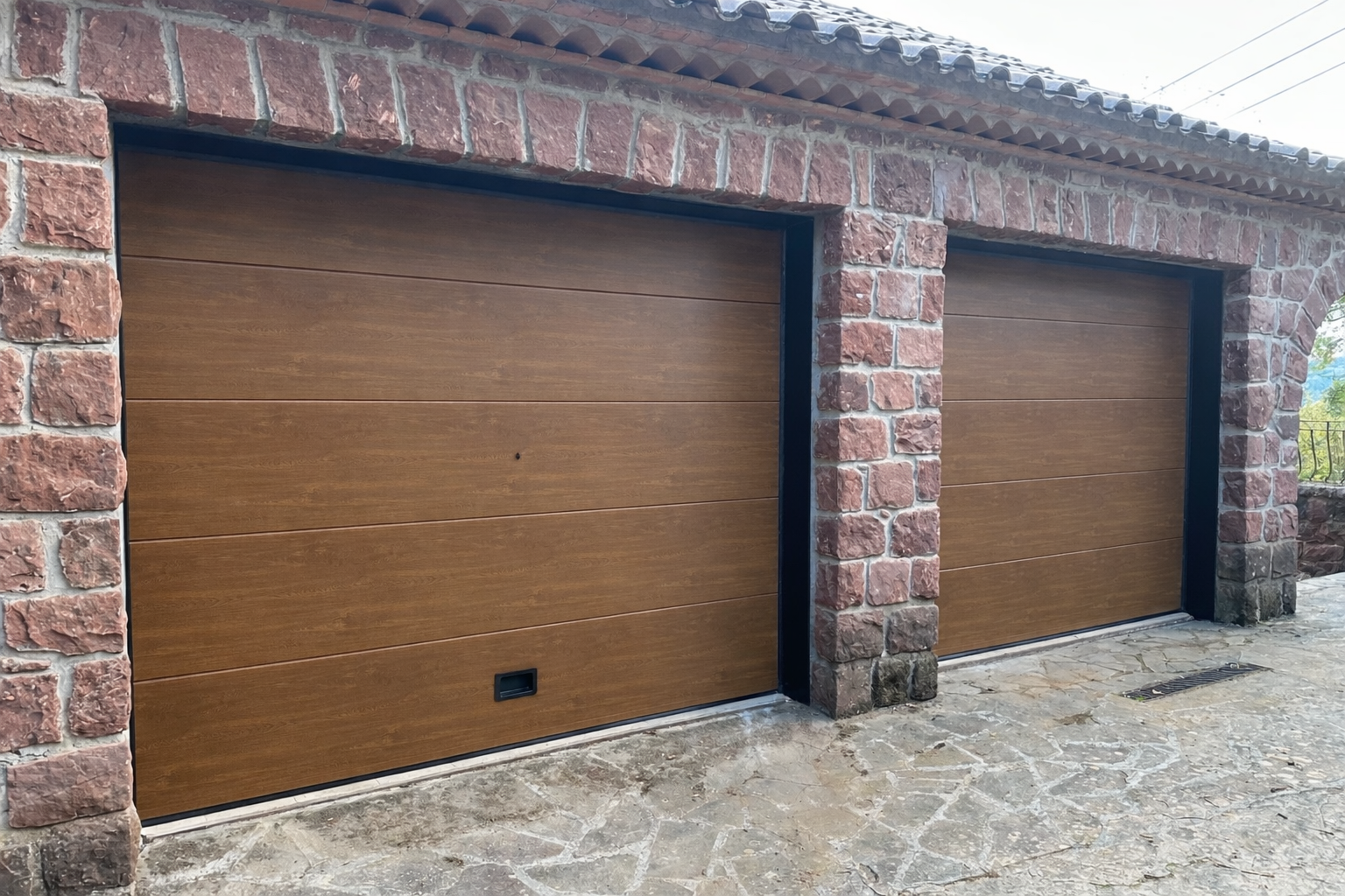 Puerta seccional imitación madera