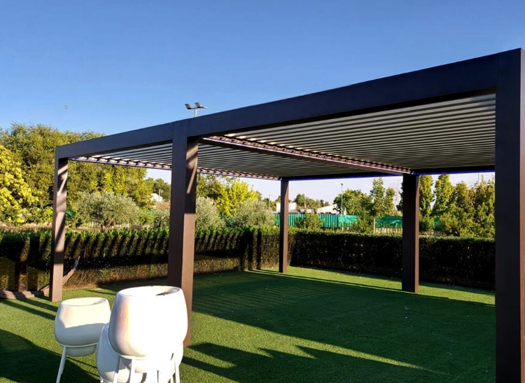 bioclimatica de lamas orientables bronce tecturado/beige