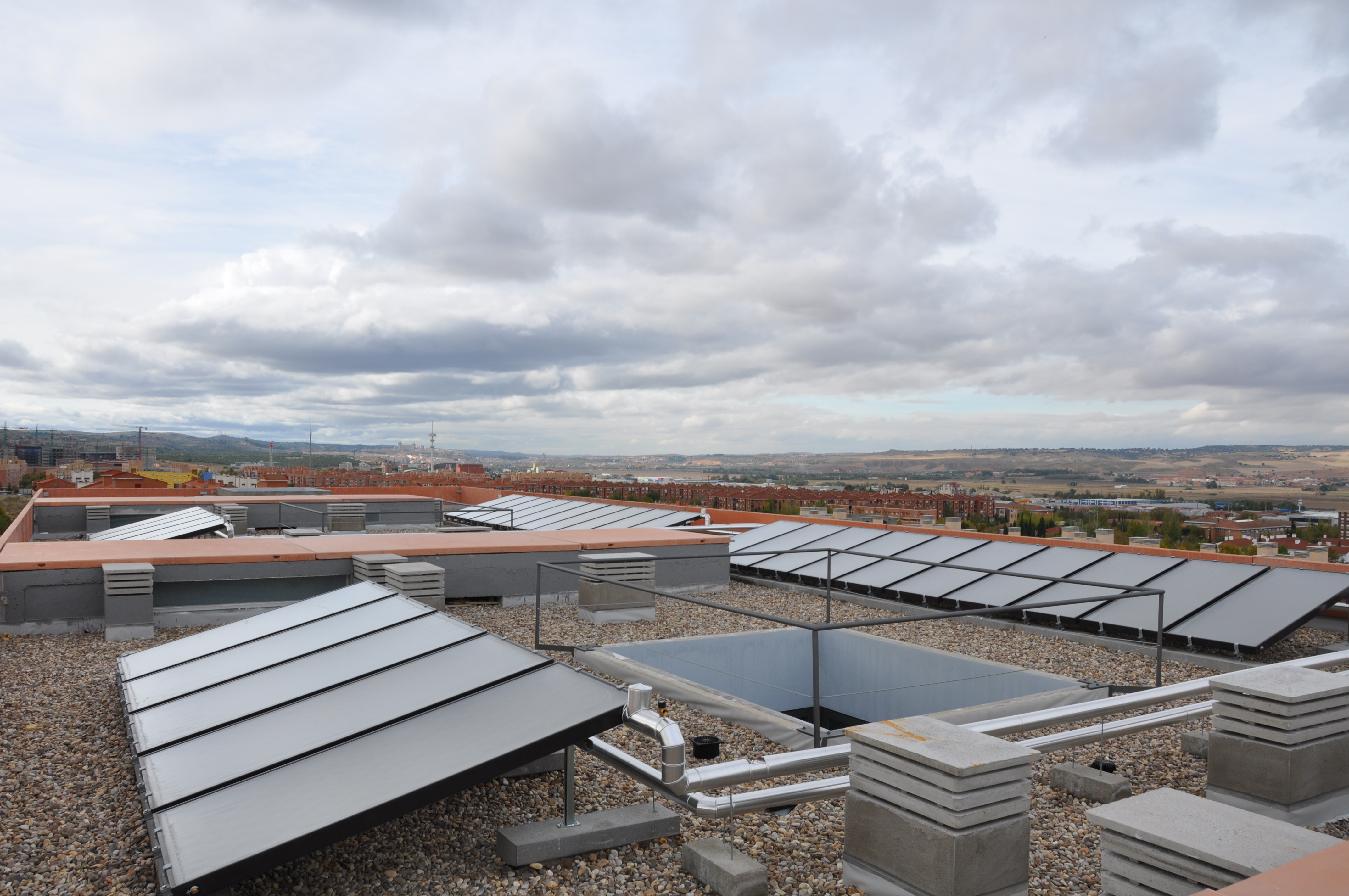 INSTALACION DE PLACAS SOLARES PARA PRODUCCION DE AGUA CALIENTE EN 101 VIVIENDAS BIOCLIMATICAS EN TOLEDO