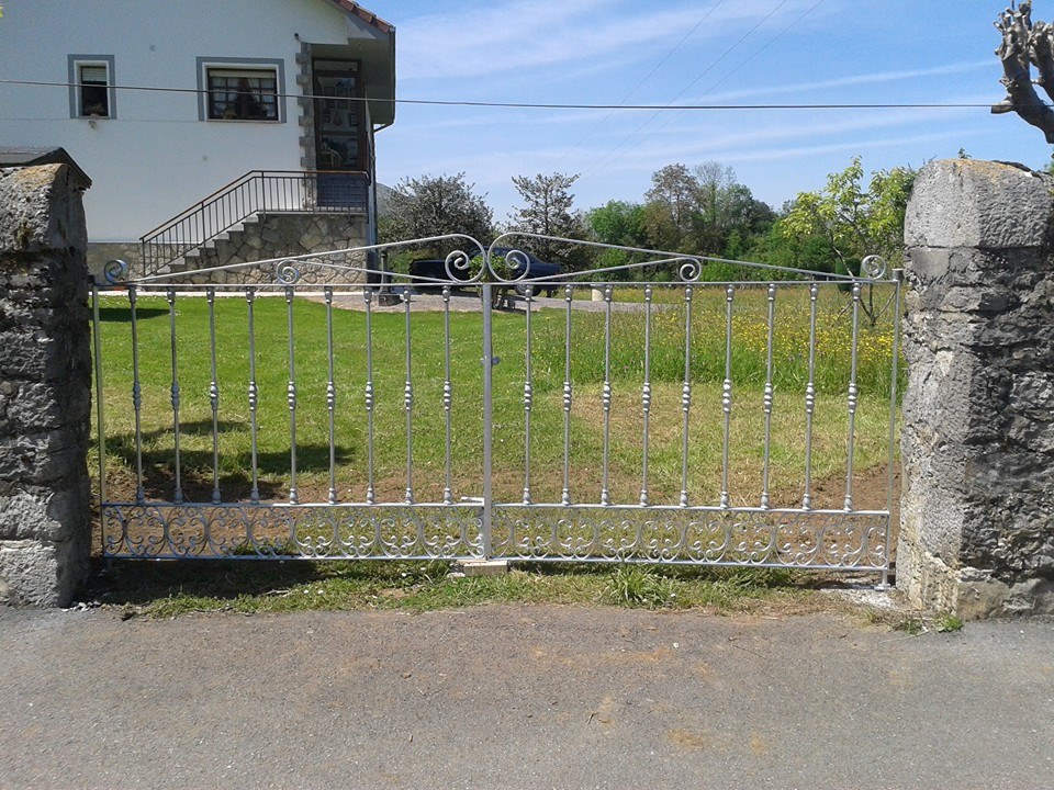 Puerta de dos hojas batientes