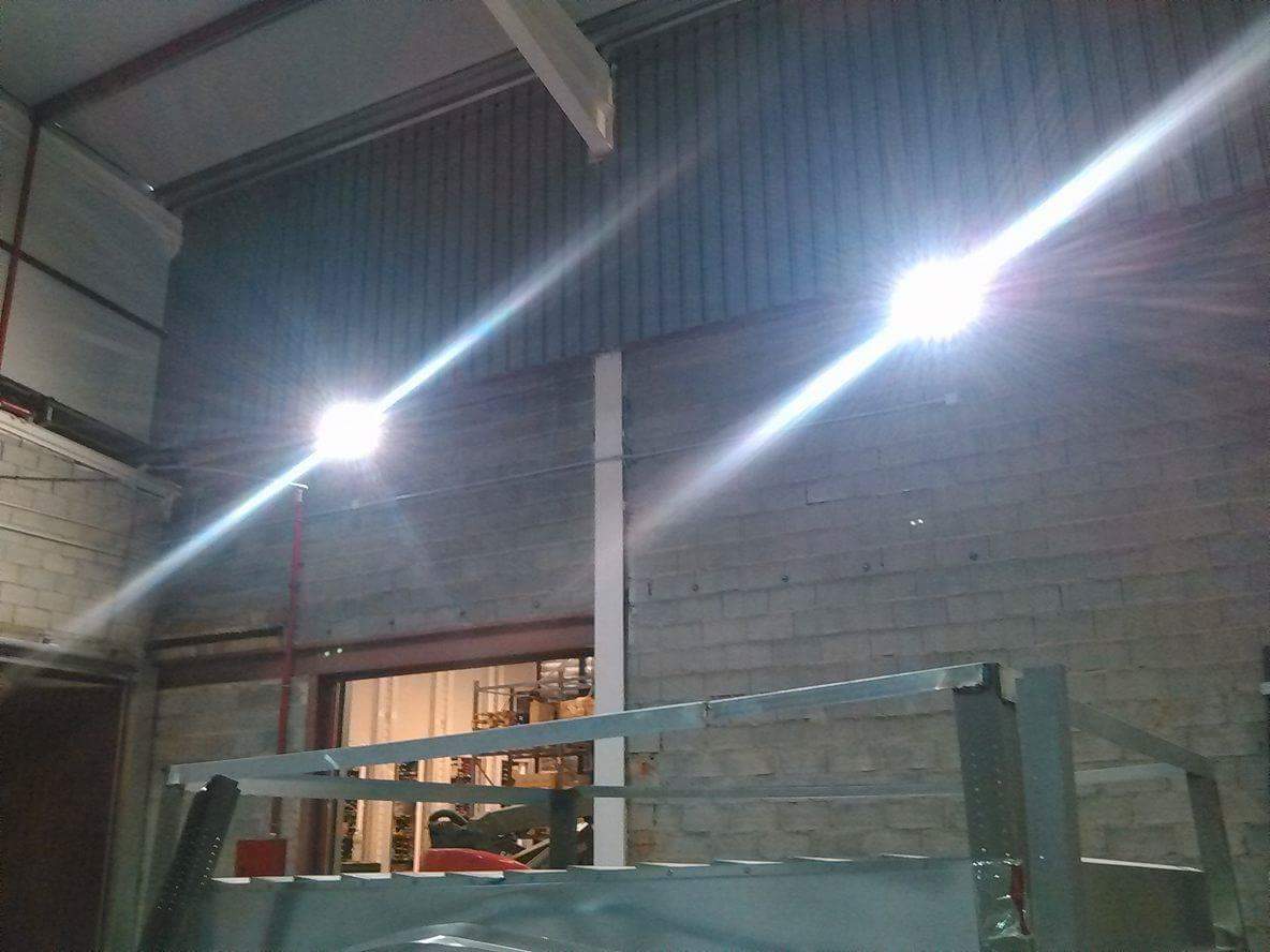 Instalación de iluminación en una nave.