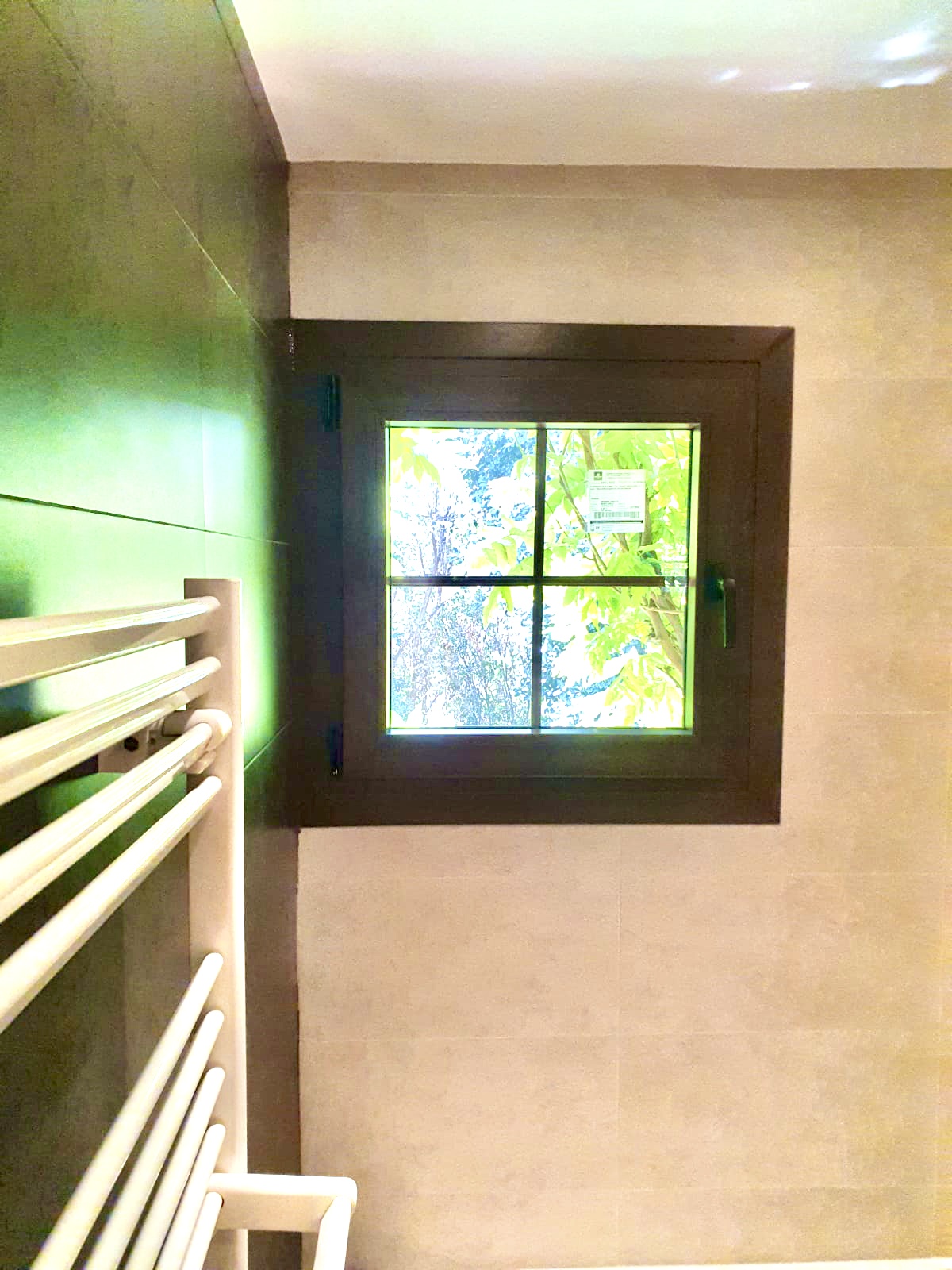 Ventana en PVC Schüco en color marrón