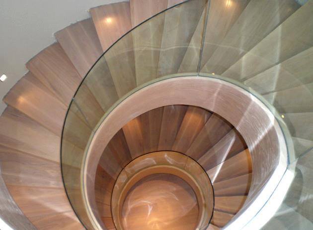Escalera helecoidal con barandilla de vidrio templado