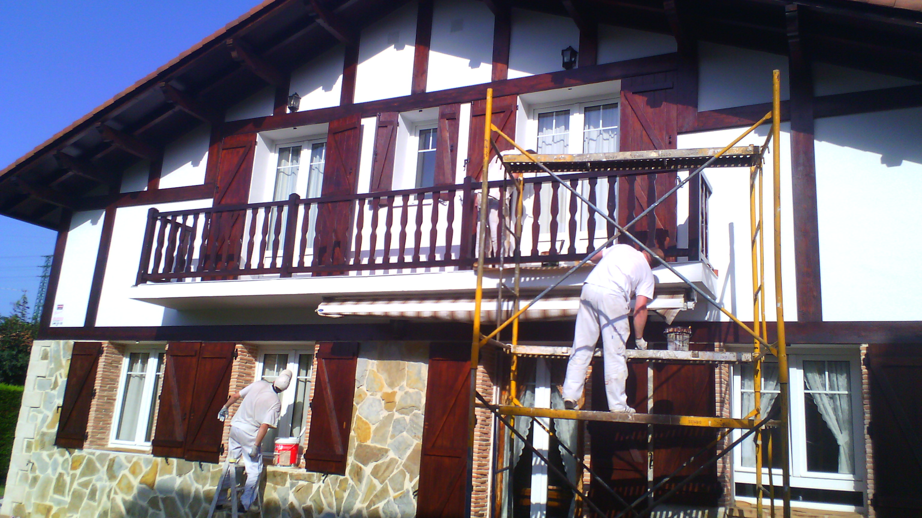 APLICACIÓN DE PINTURA Y BARNIZES