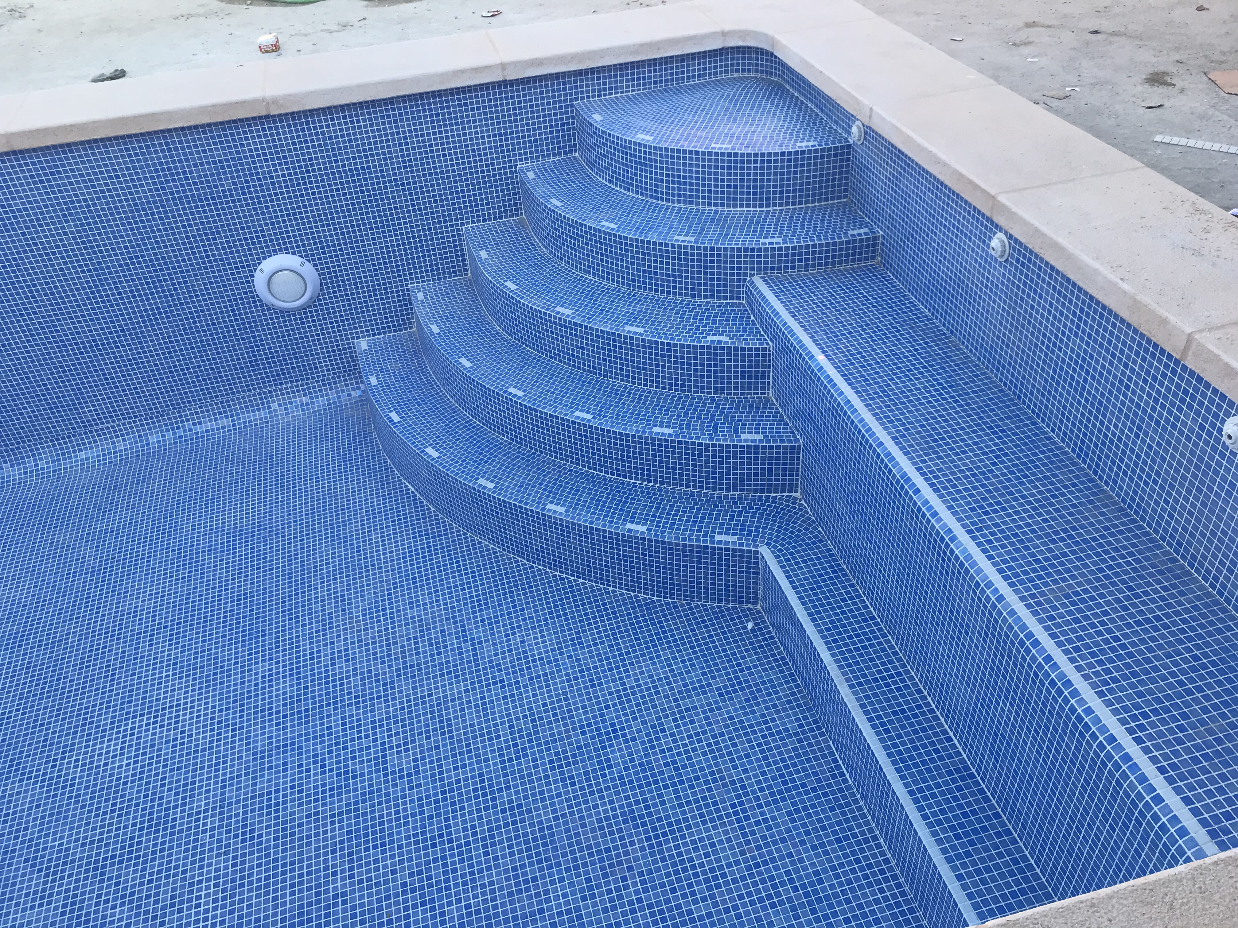Piscina con escalera de Rincon y banco Bolaños de calatrava