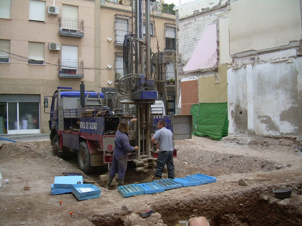 Ejecuciñón de sondeo mediante sonda montada sobre camión.