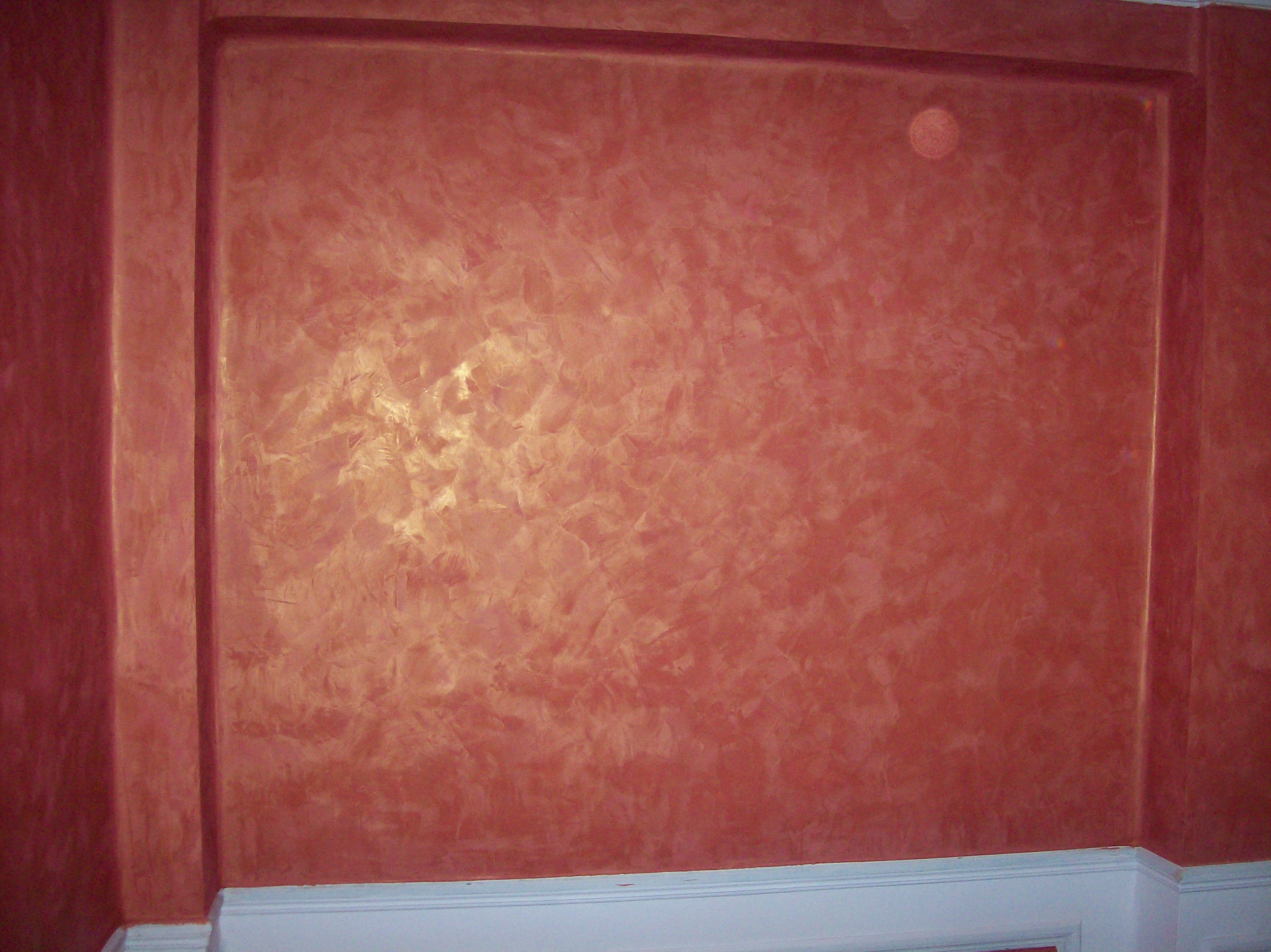 ESTUCO GRANATE CON PINCELADAS DE ORO