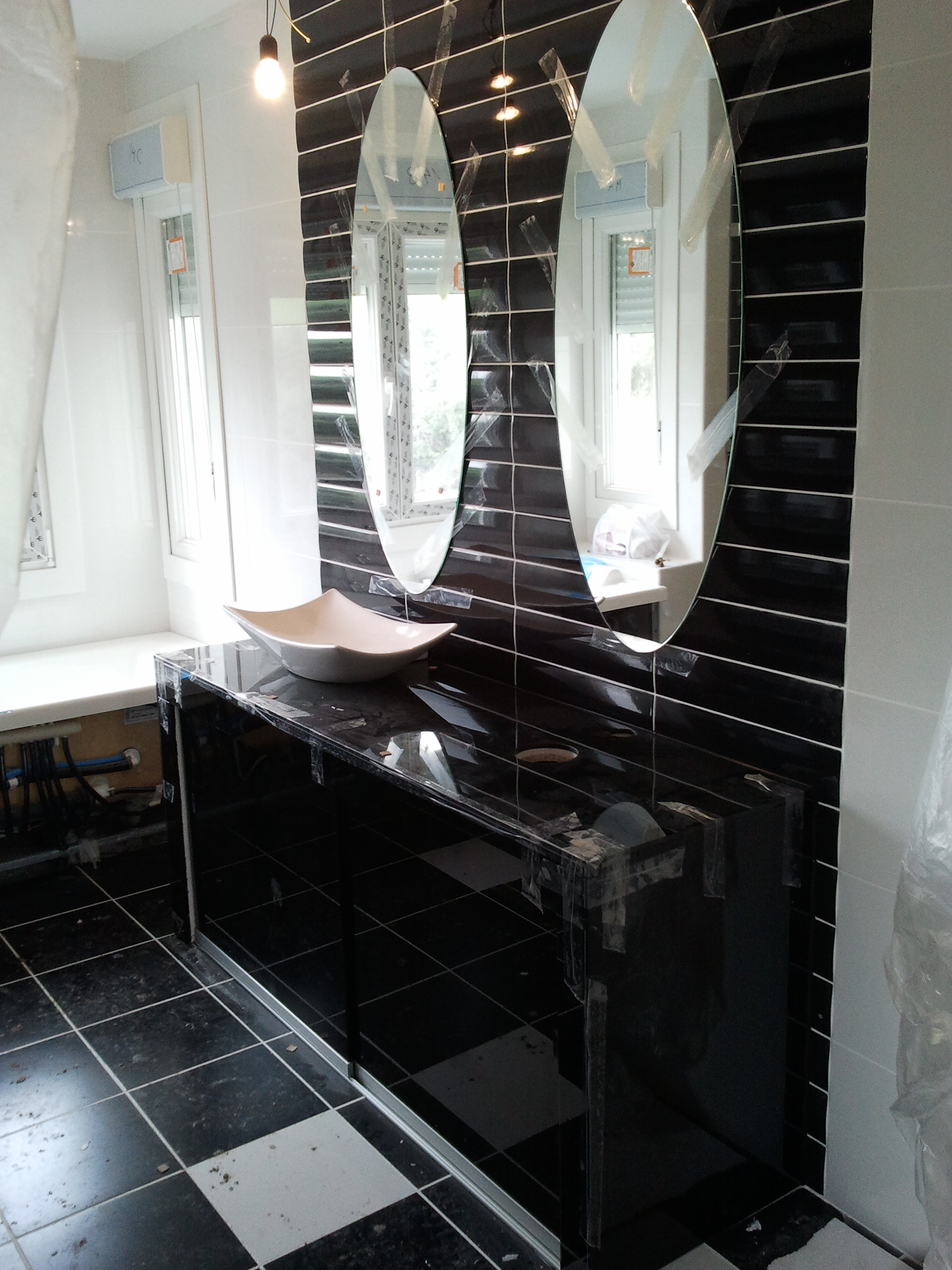 ESPEJOS OVALADOS  Y MUEBLE DE CRISTAL CON 2 PUERTAS CORREDERAS