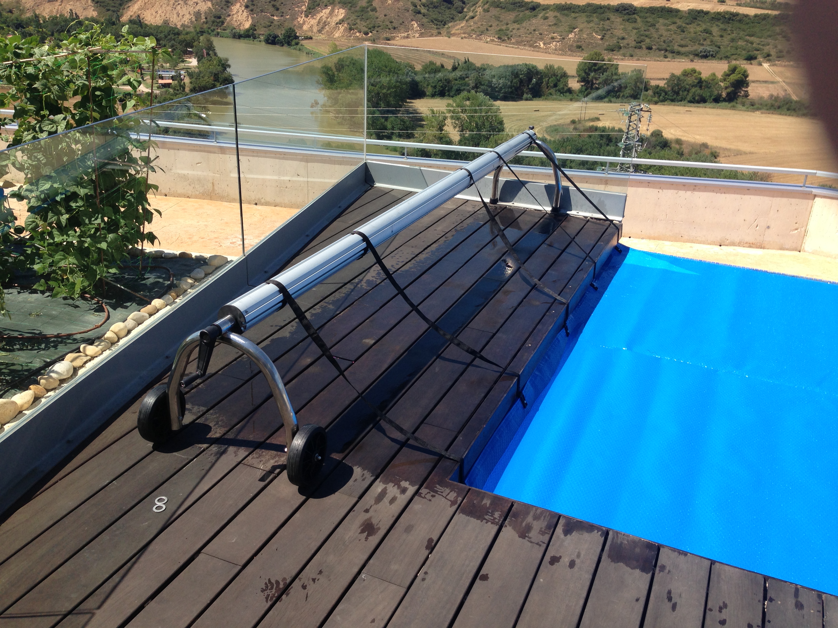 Calentamiento de piscina por medio de captadores solares y manta térmica