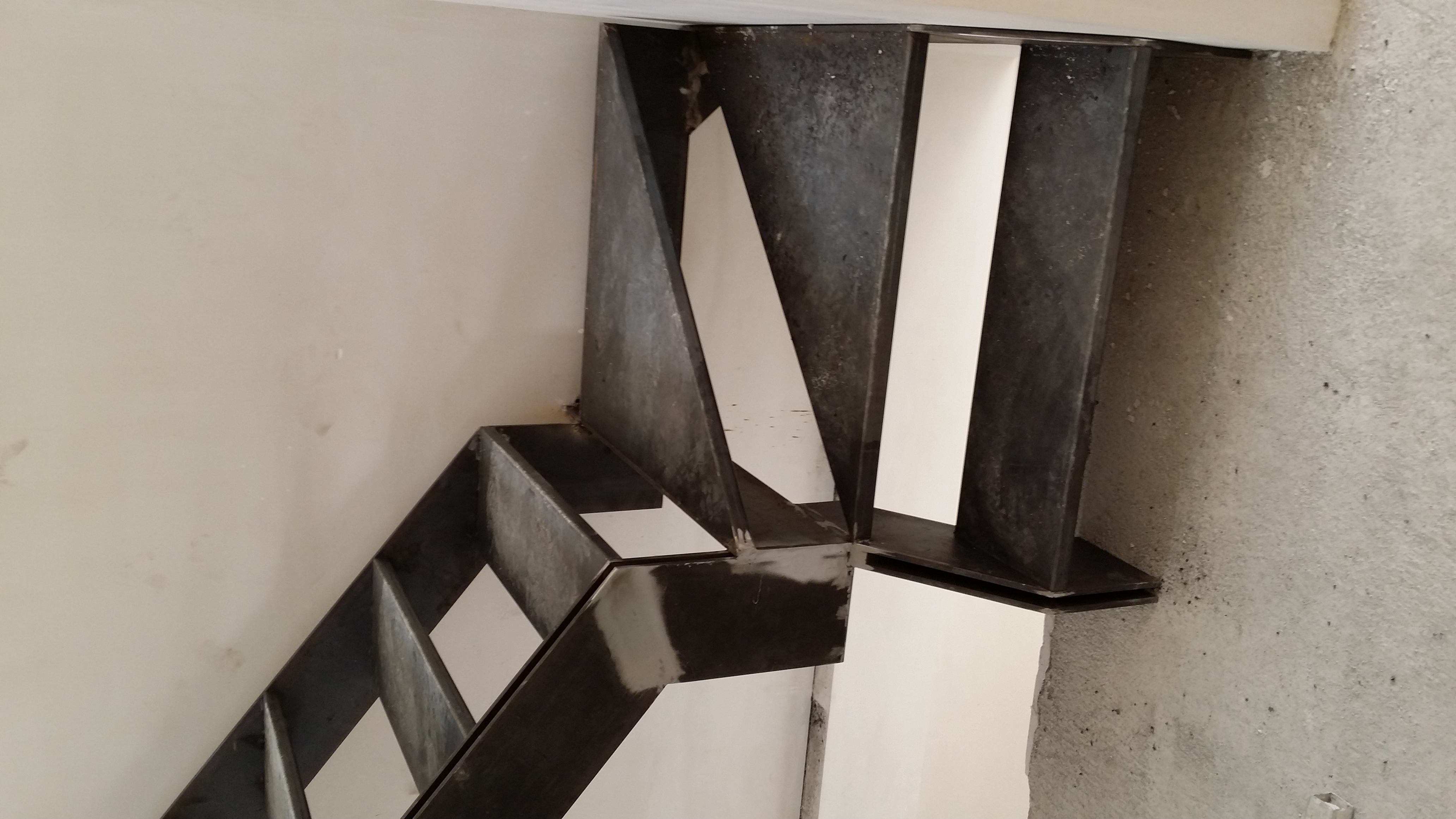 escalera de chapa con rellano partido