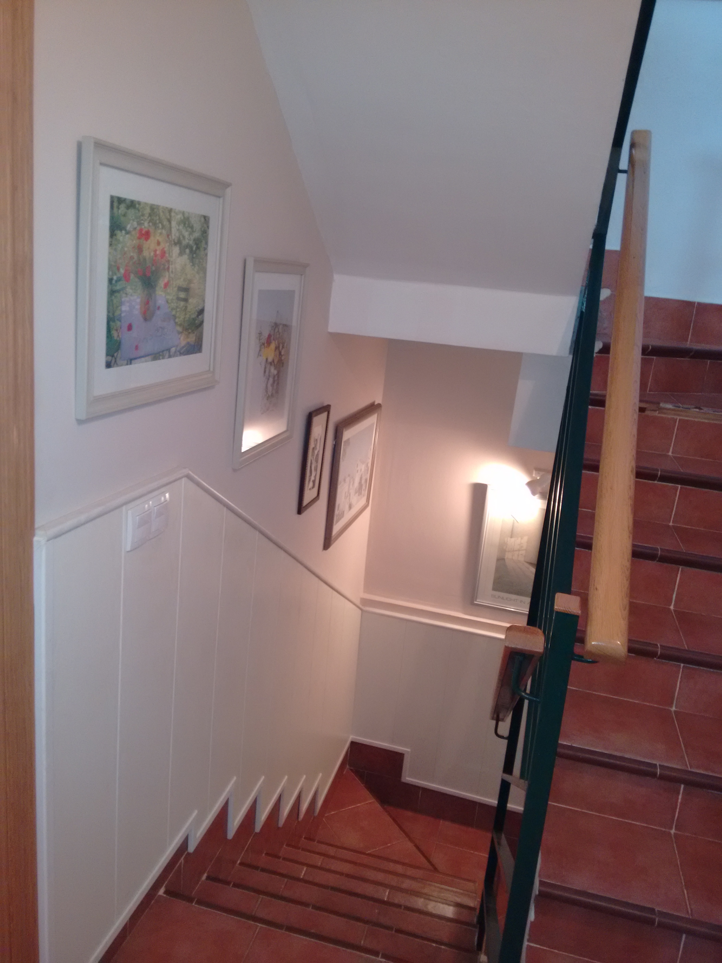 Instalación de friso de madera en escalera.