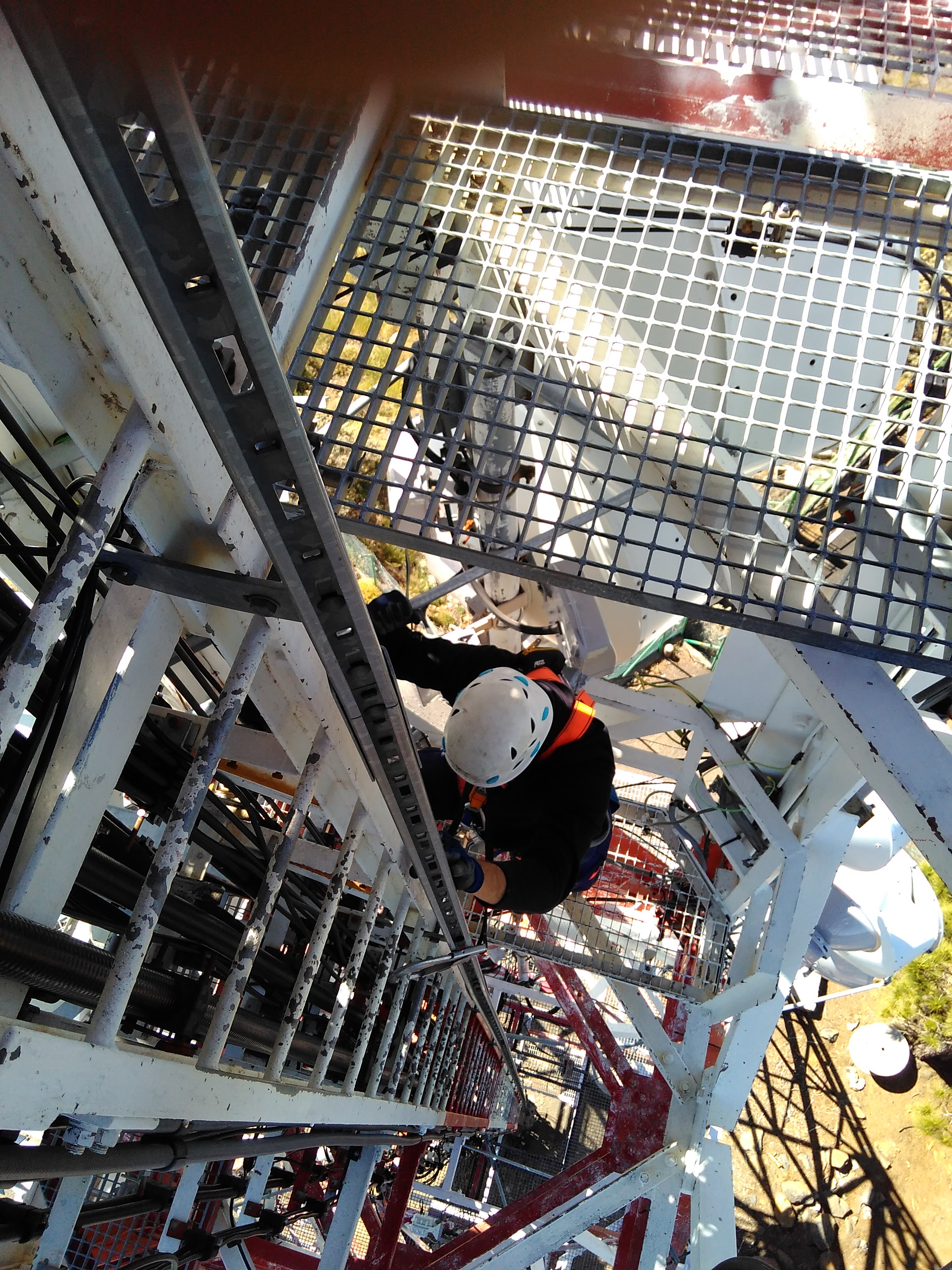 Instalación profesional en torre de telecomunicaciones
