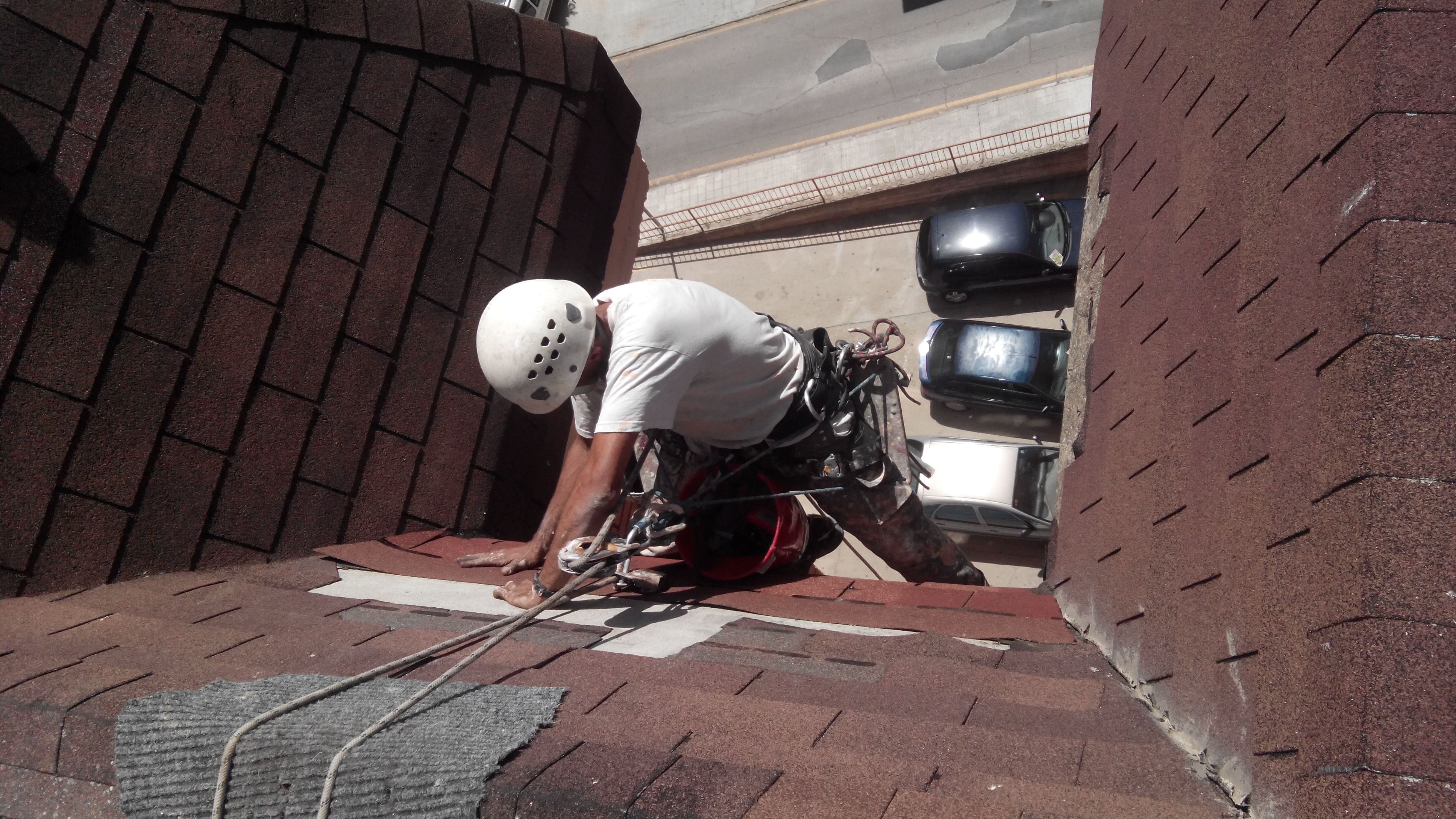 REPARACIÓN DE TEGOLA EN TEJADO DE EDIFICIO