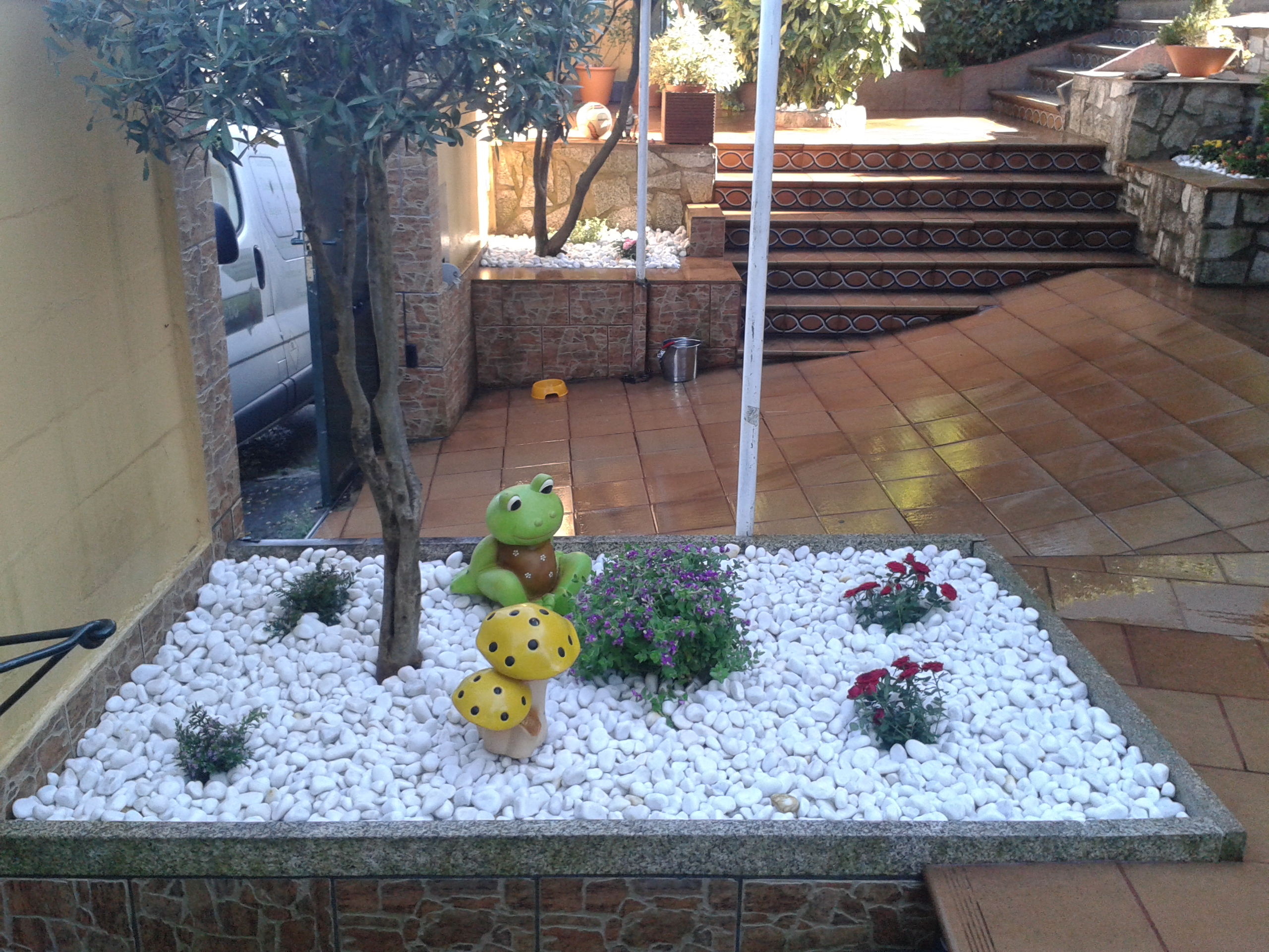 Jardinera con piedra Blamca