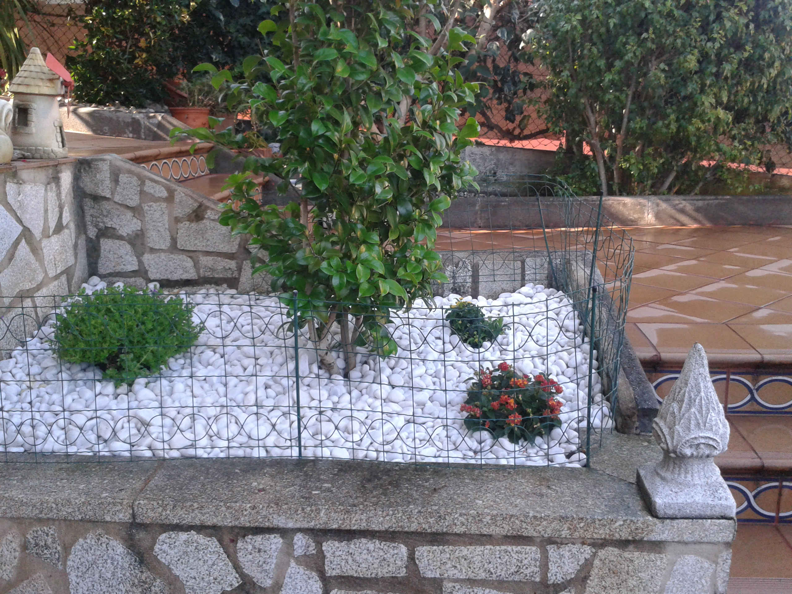 Jardinera con piedra blanca