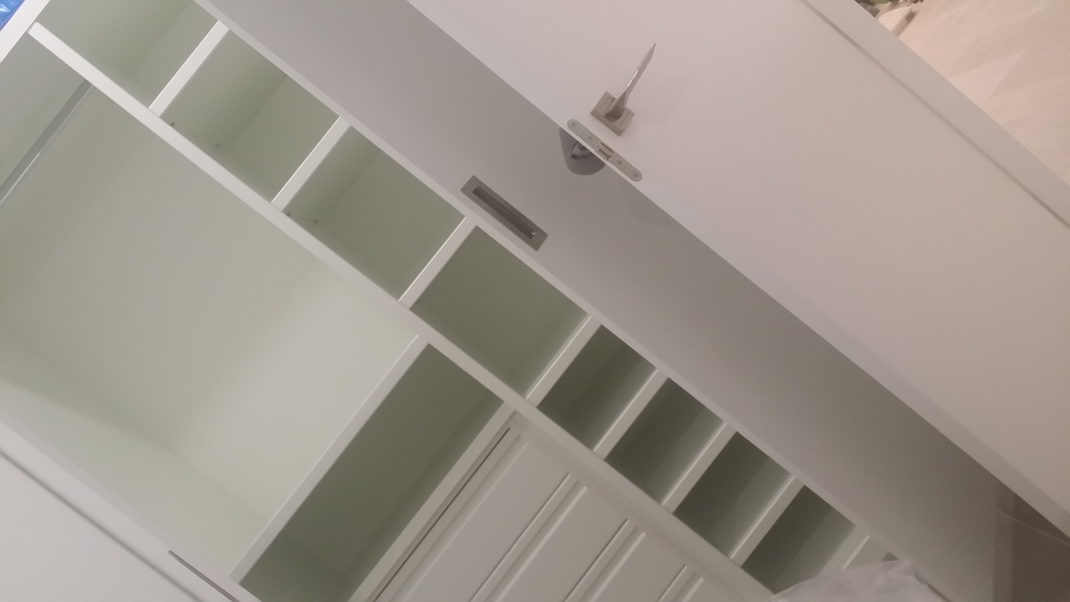 Interior armario abatible melamina blanca.