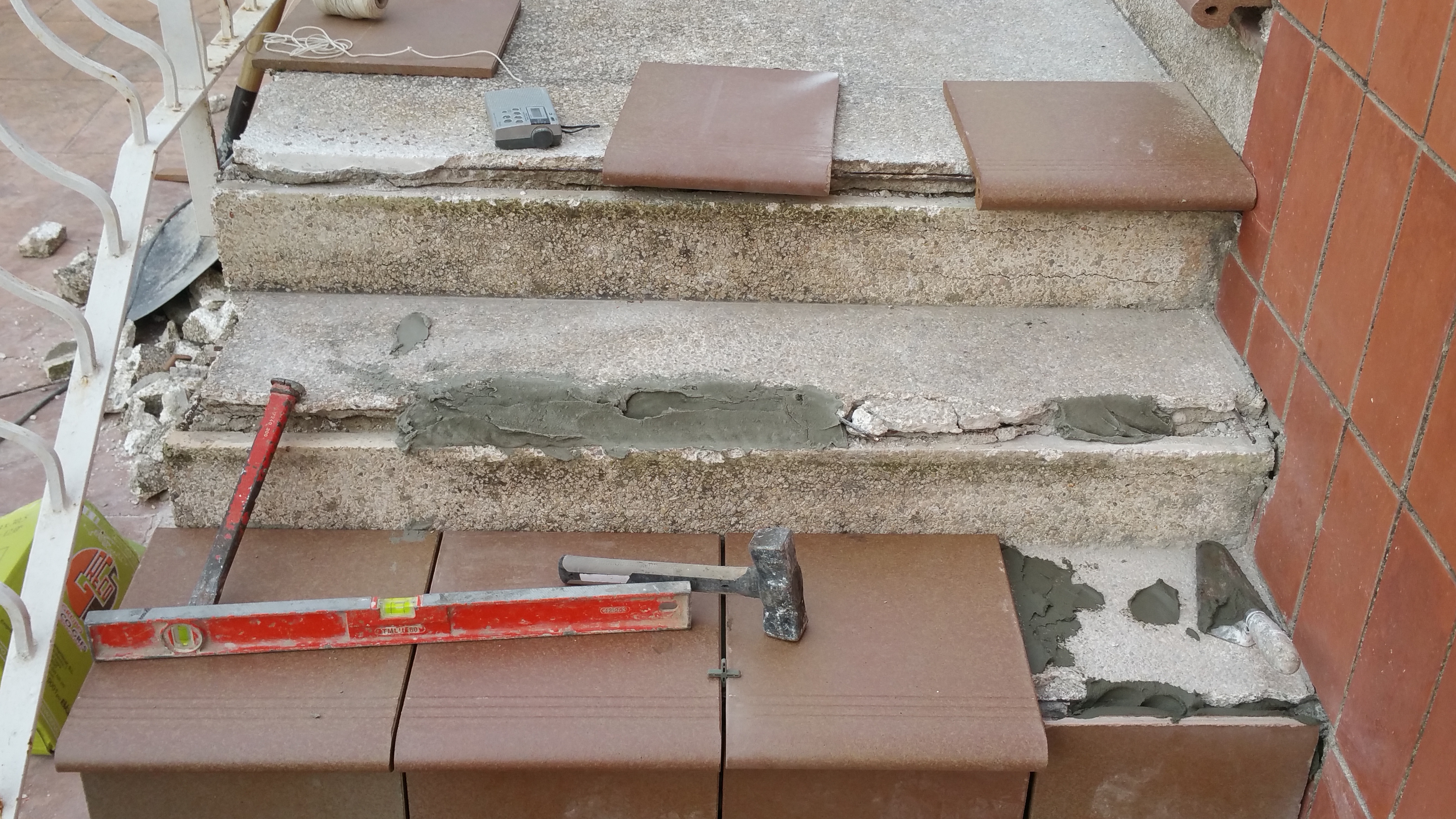 Reformar escalera exterior con piezas de greco gres.