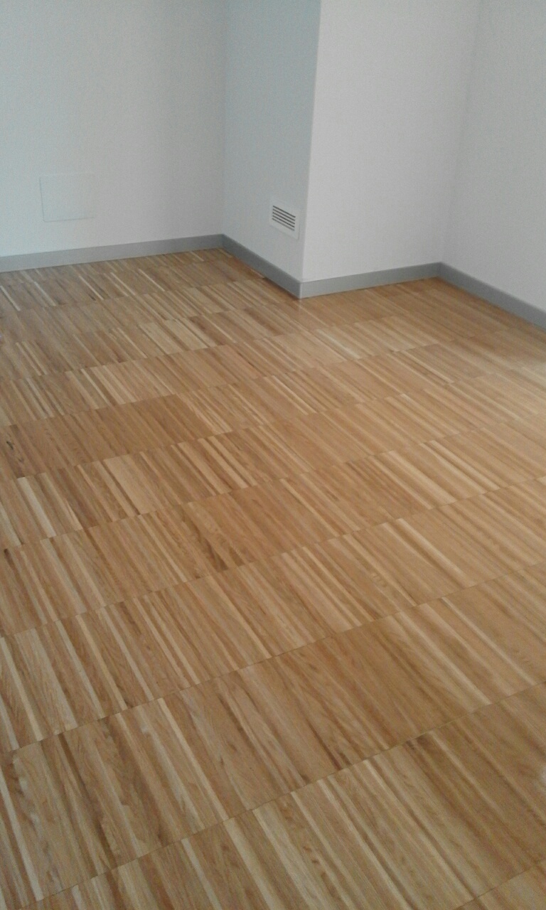 Tarima y rodapie metálico