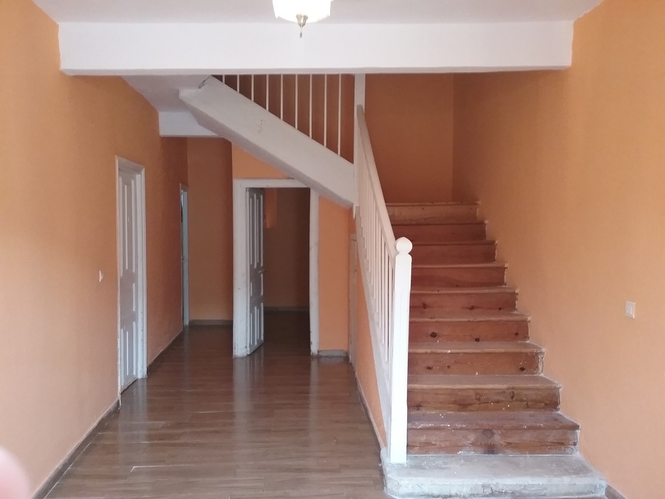 Entrada después  de pintar y alicatar suelos.