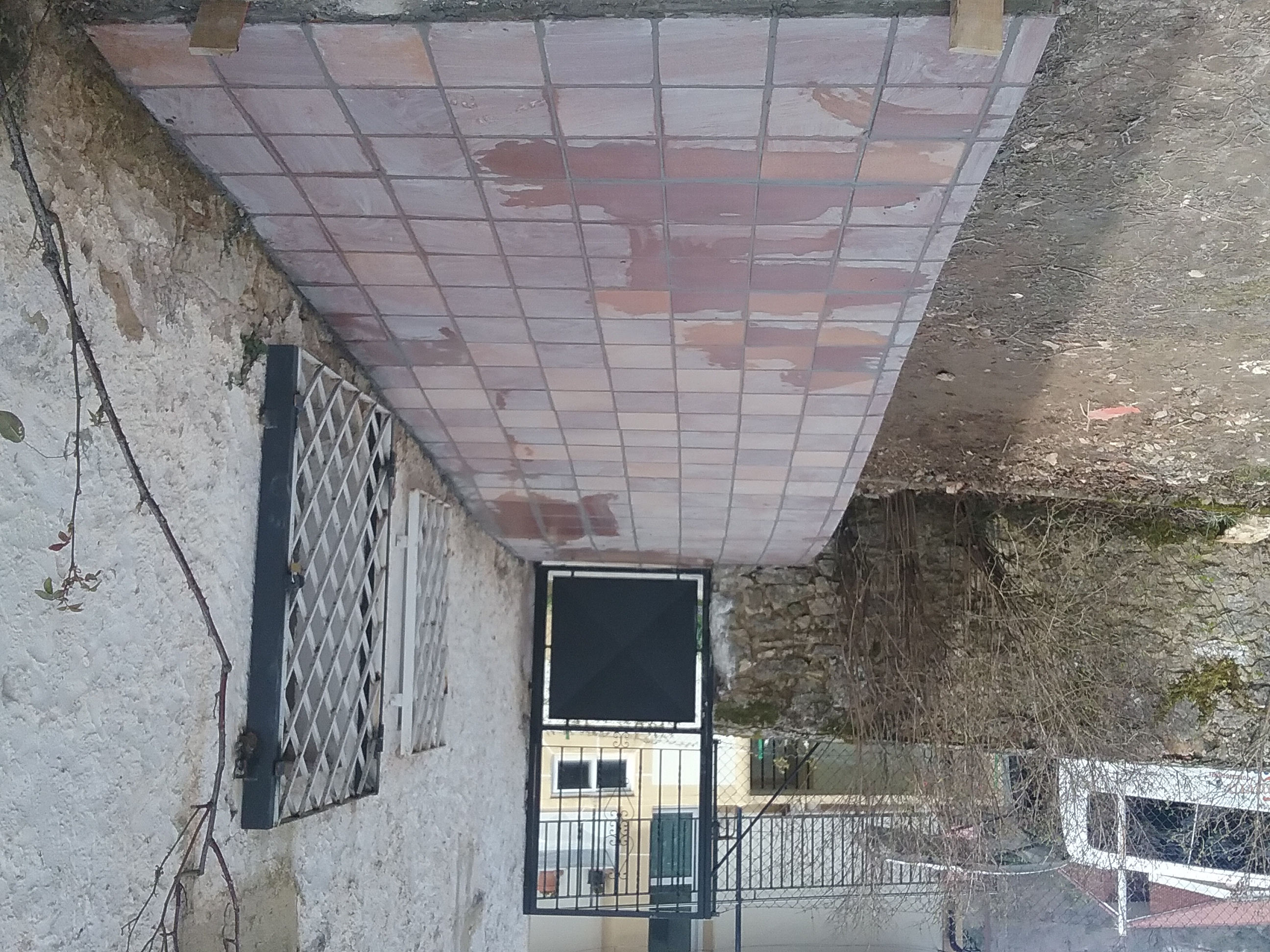 Rampa de salida y puerta forjada a mano.