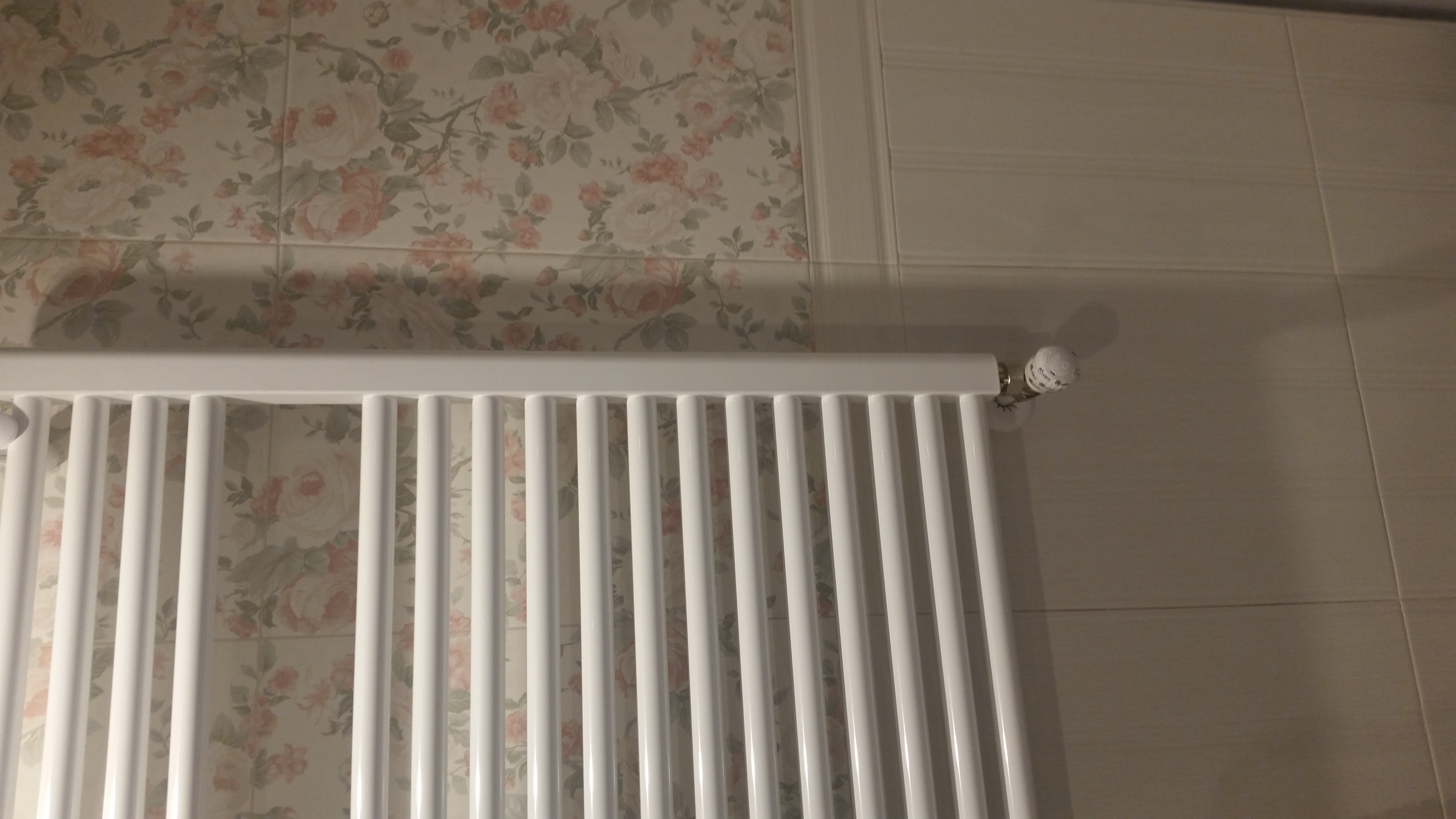 Radiador en cuarto de baño