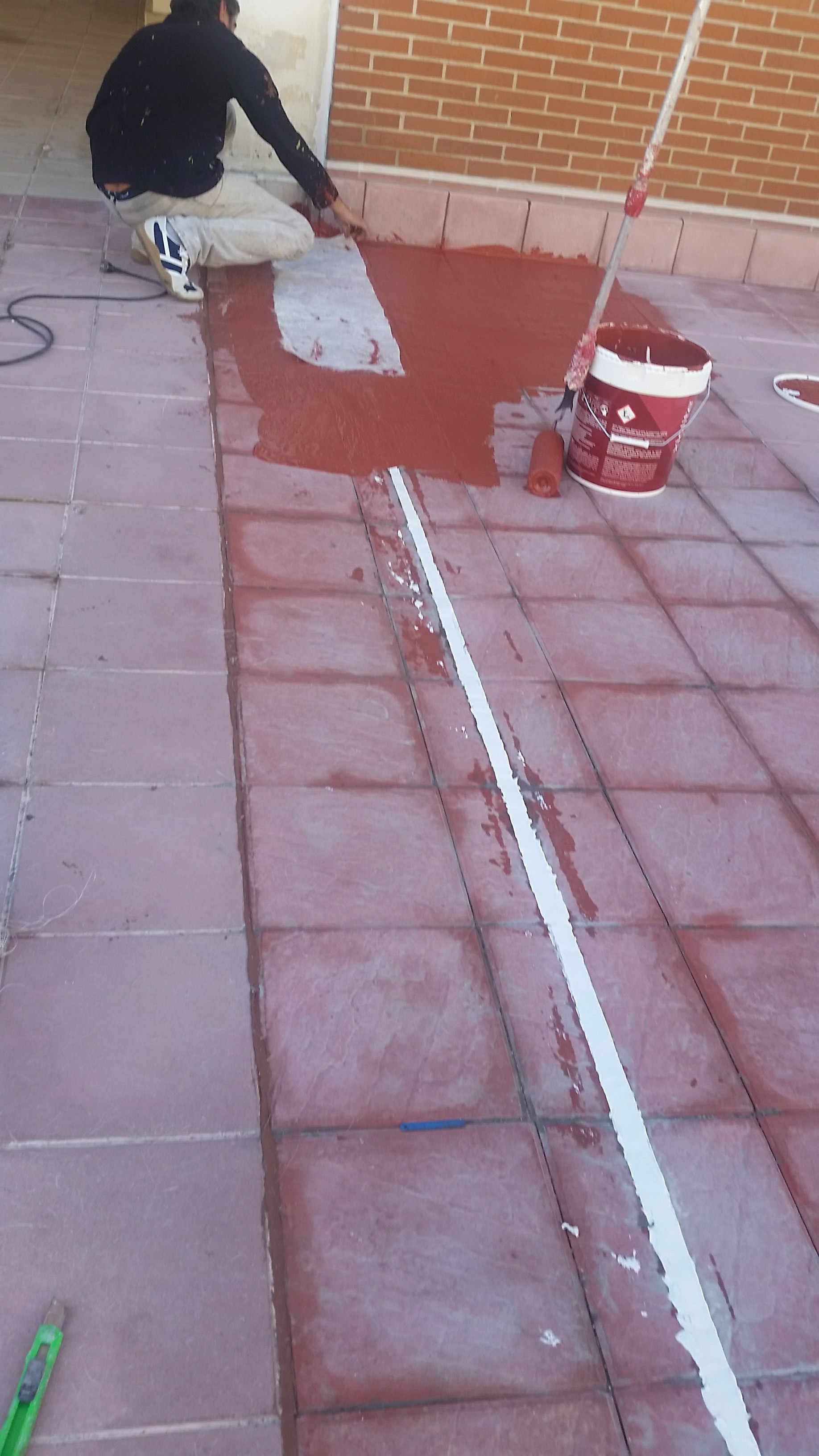 Tampado e impermeabilización de junta de dilatación y pintado con caucho y fibra de vidrio