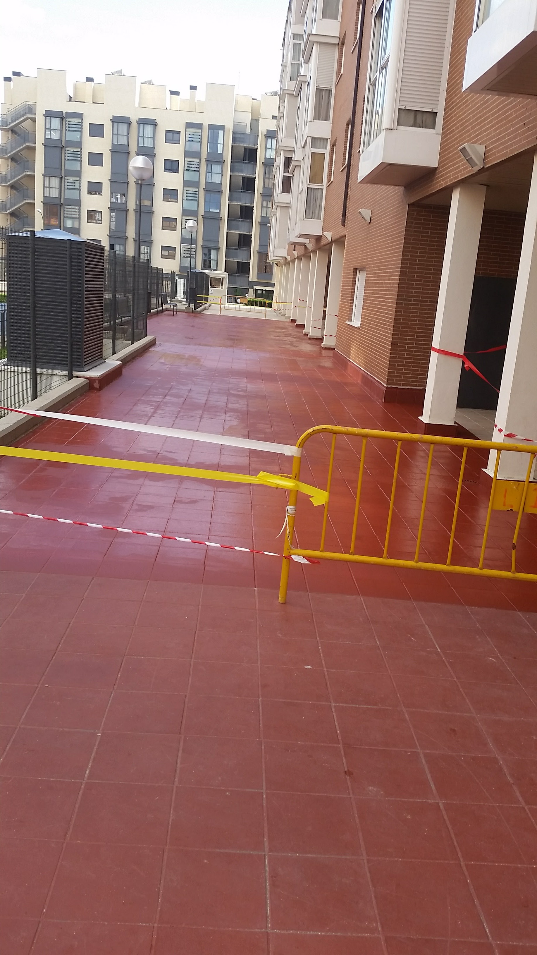 Impermeabilizaciones en superficie, evitando de esta manera las filtraciones en garajes, siendo efectivo 100% y ahorrando la canalización de dichas filtraciones en garajes.