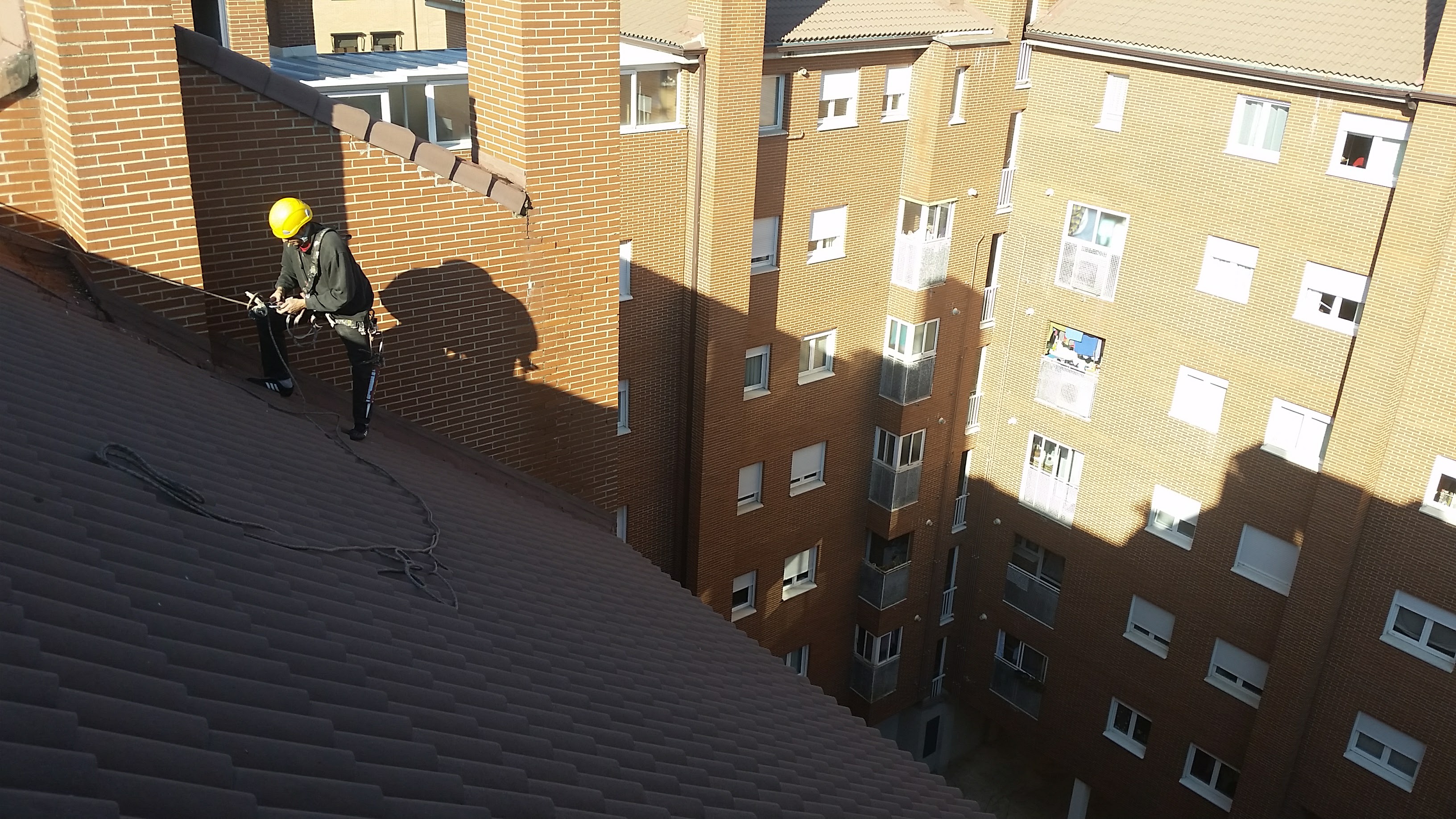 Reparación de caballetes y limpieza de canalones atracandos