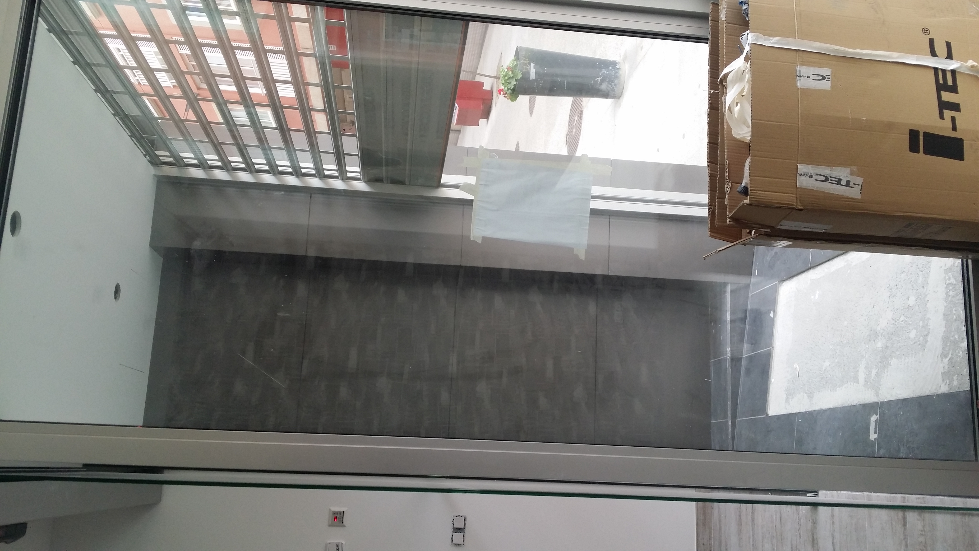 Entrada bajo comercial