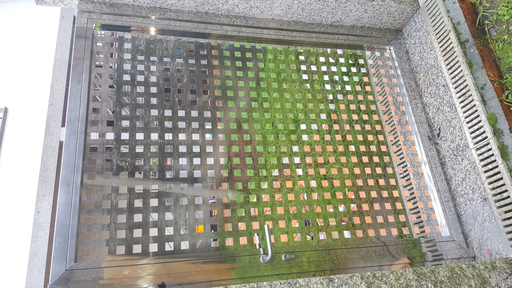 Portal inox. Chapa troquelada