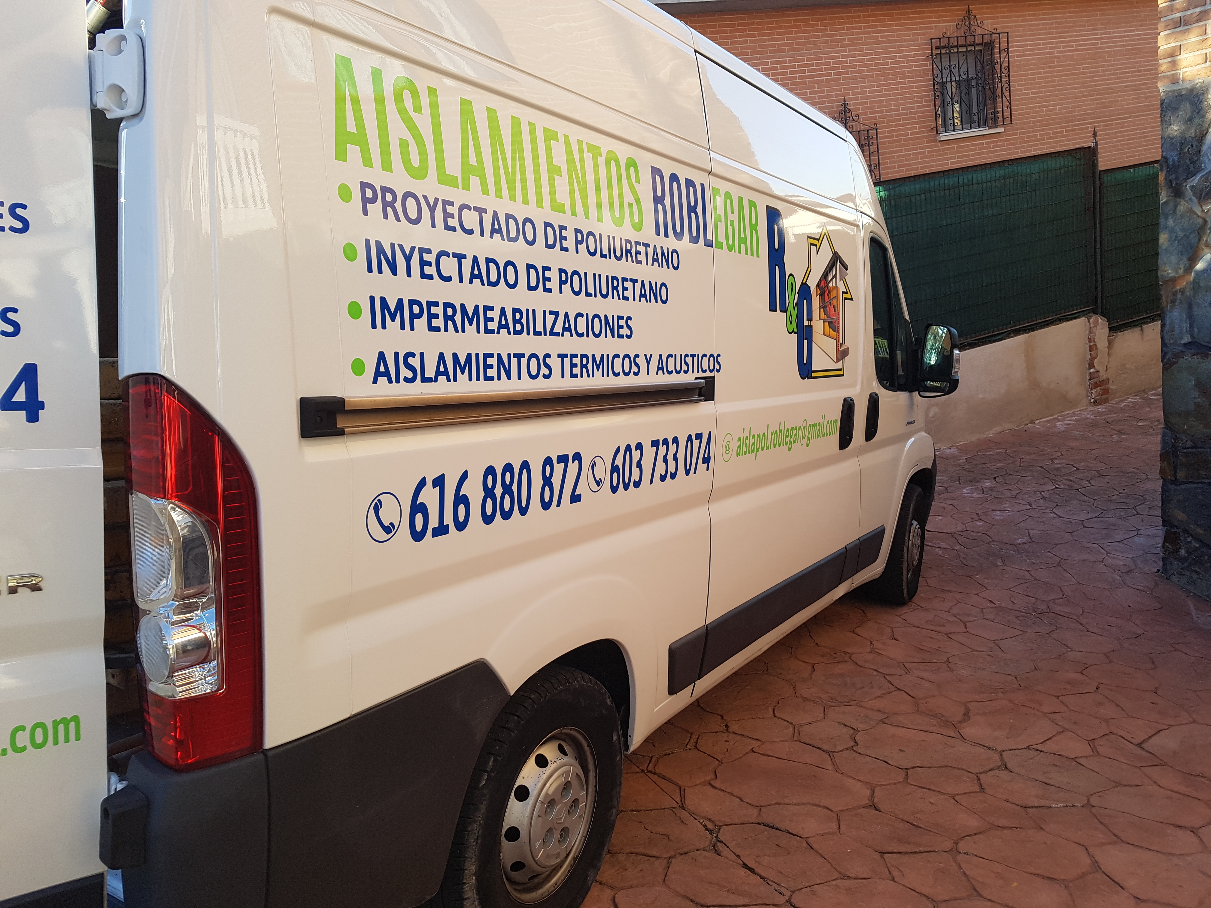 También disponemos de maquinaria propia de aislamiento de poliuretano.