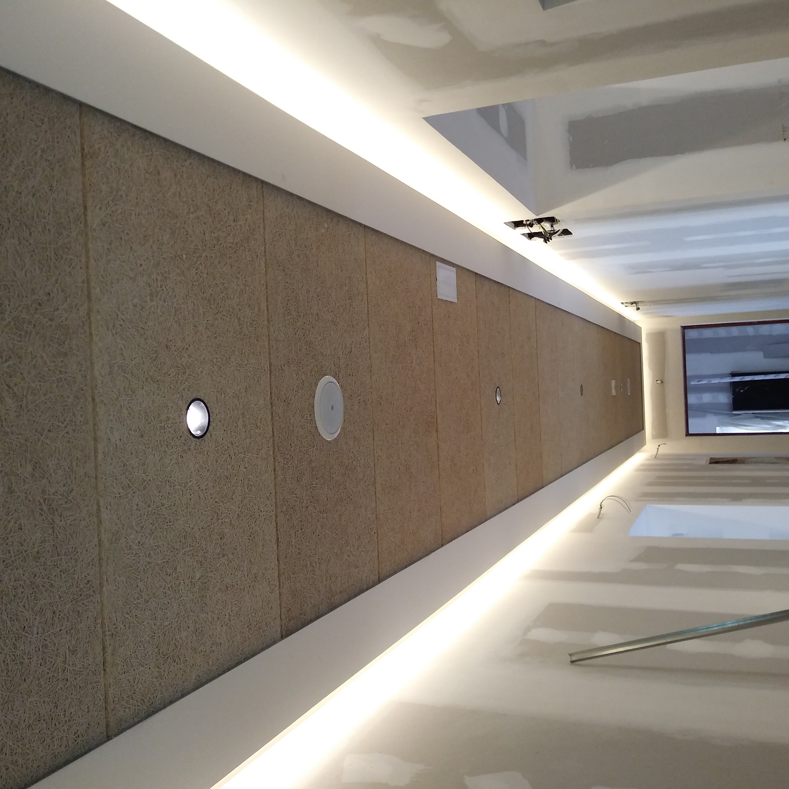 Pasillo luz indirecta y techo desmontable en madera