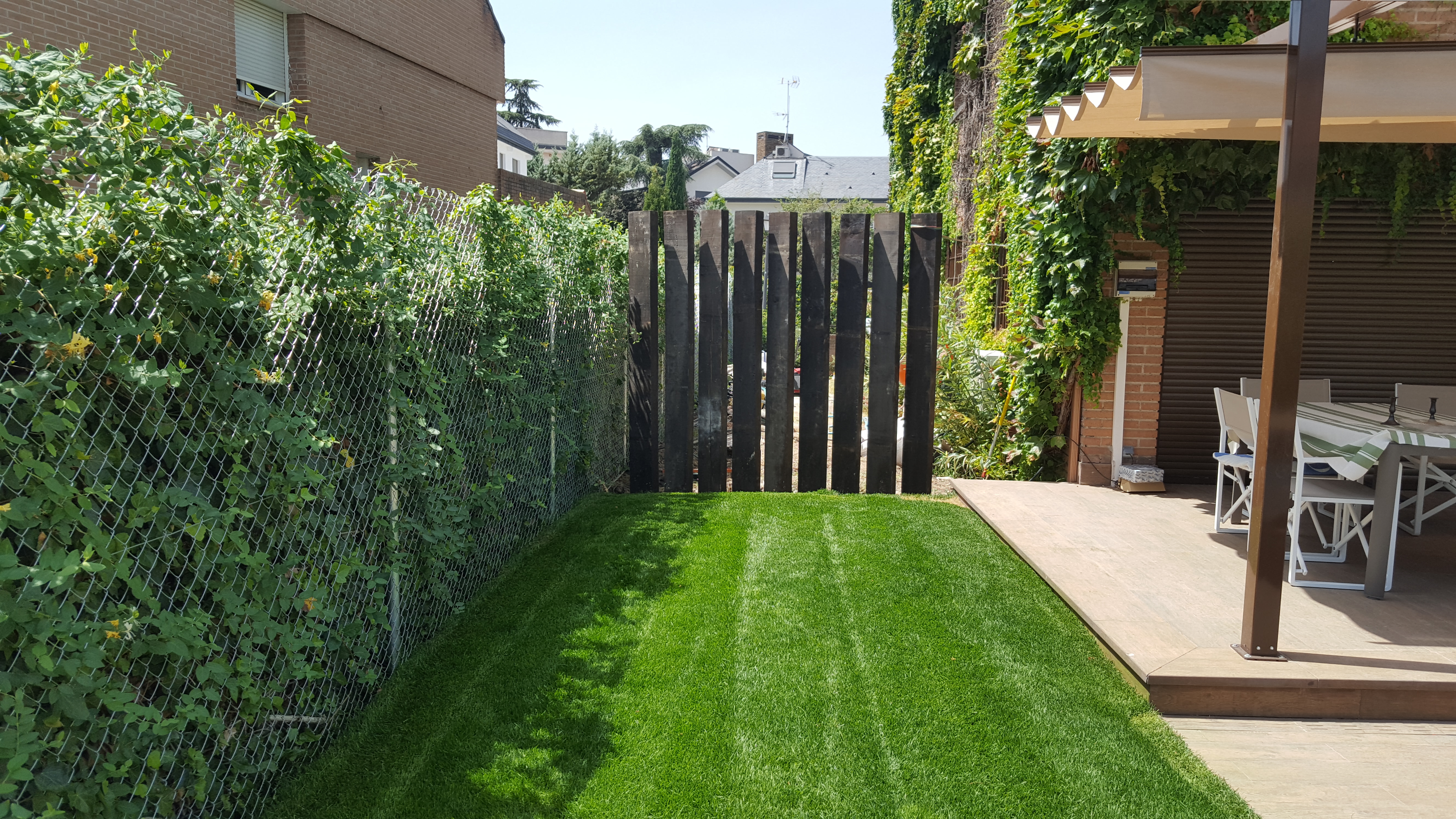 Zona de césped en jardín en Fuencarral.