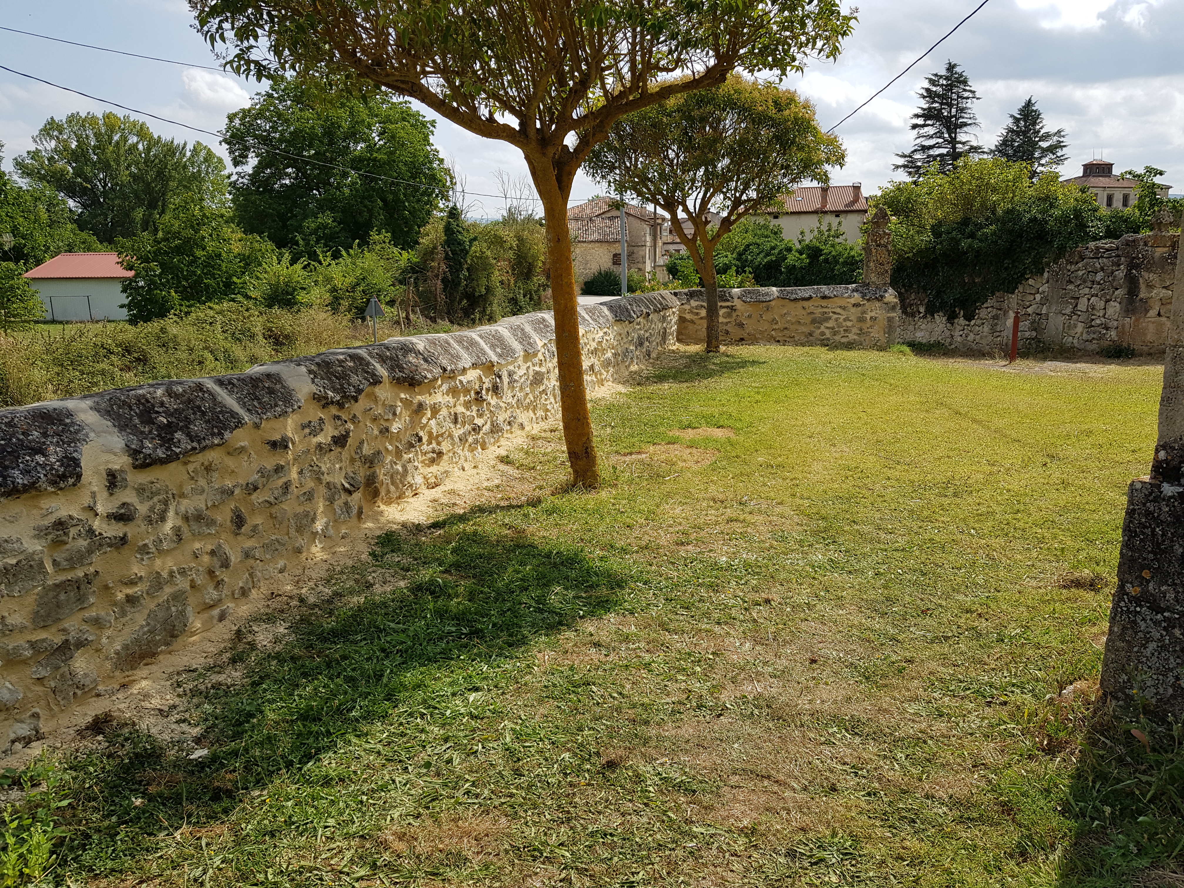 Rejuntar la piedra de iglecia de Torme