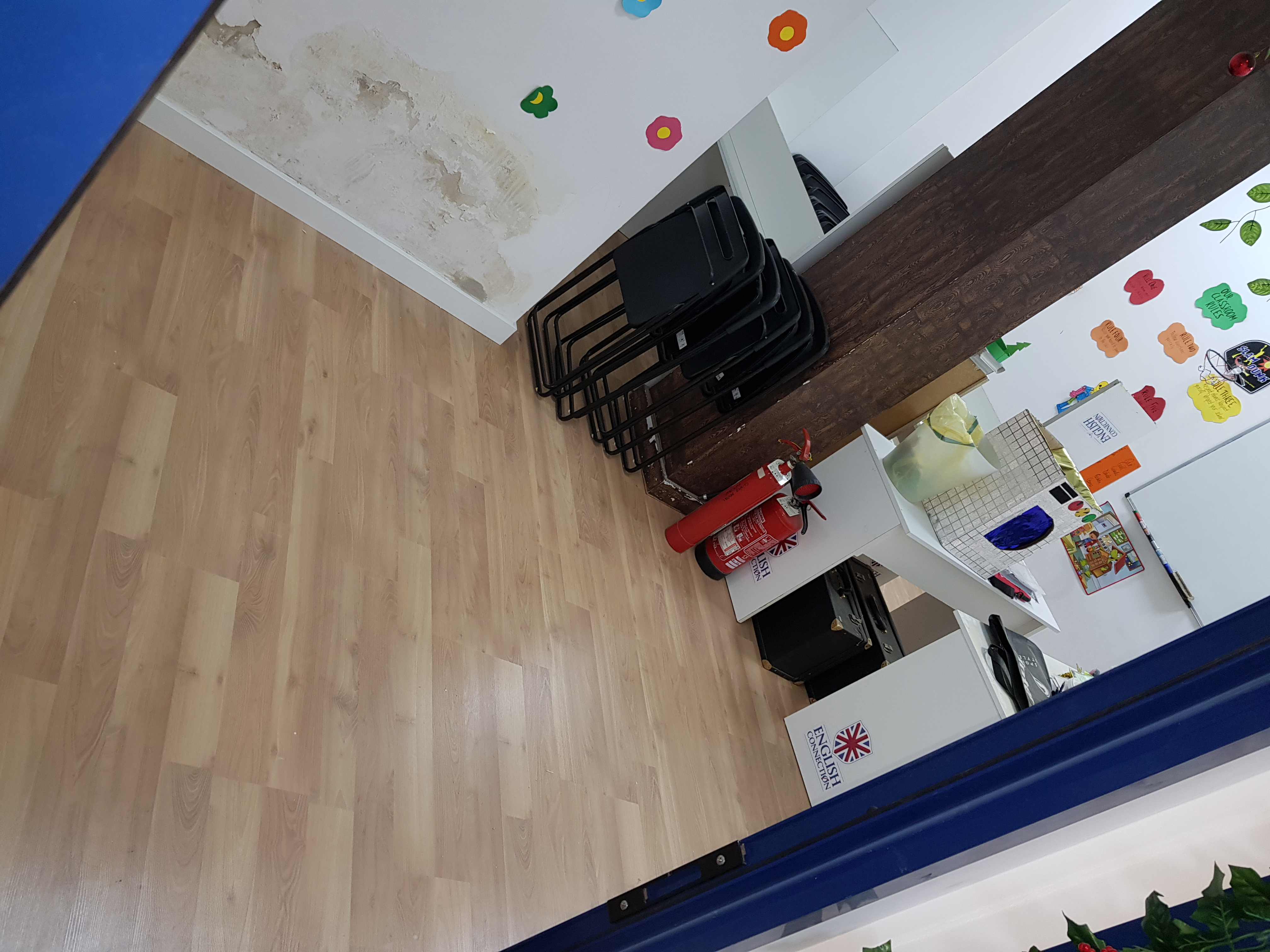 colocación suelo laminado en academia de inglés