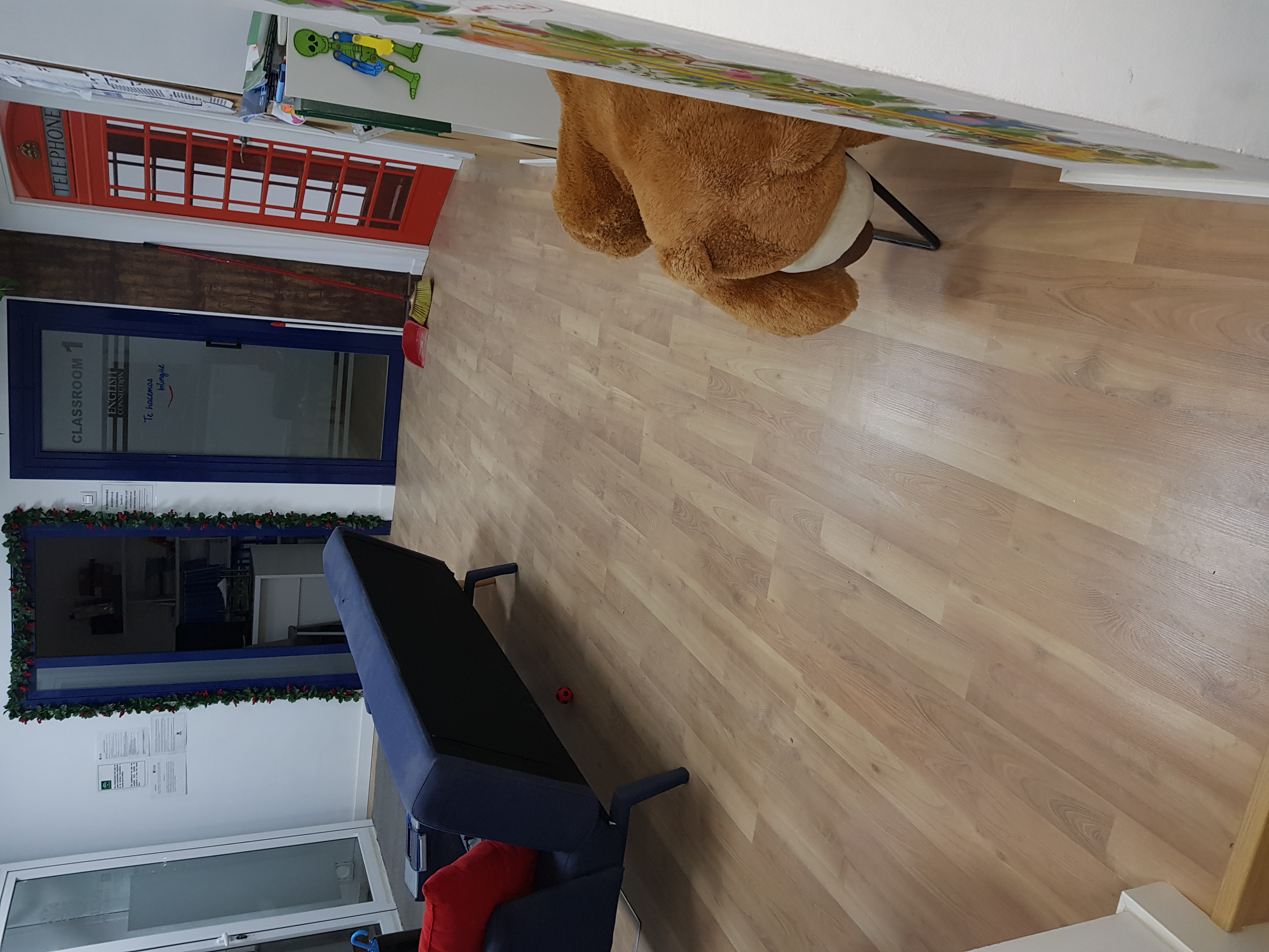 colocación suelo laminado en academia de inglés