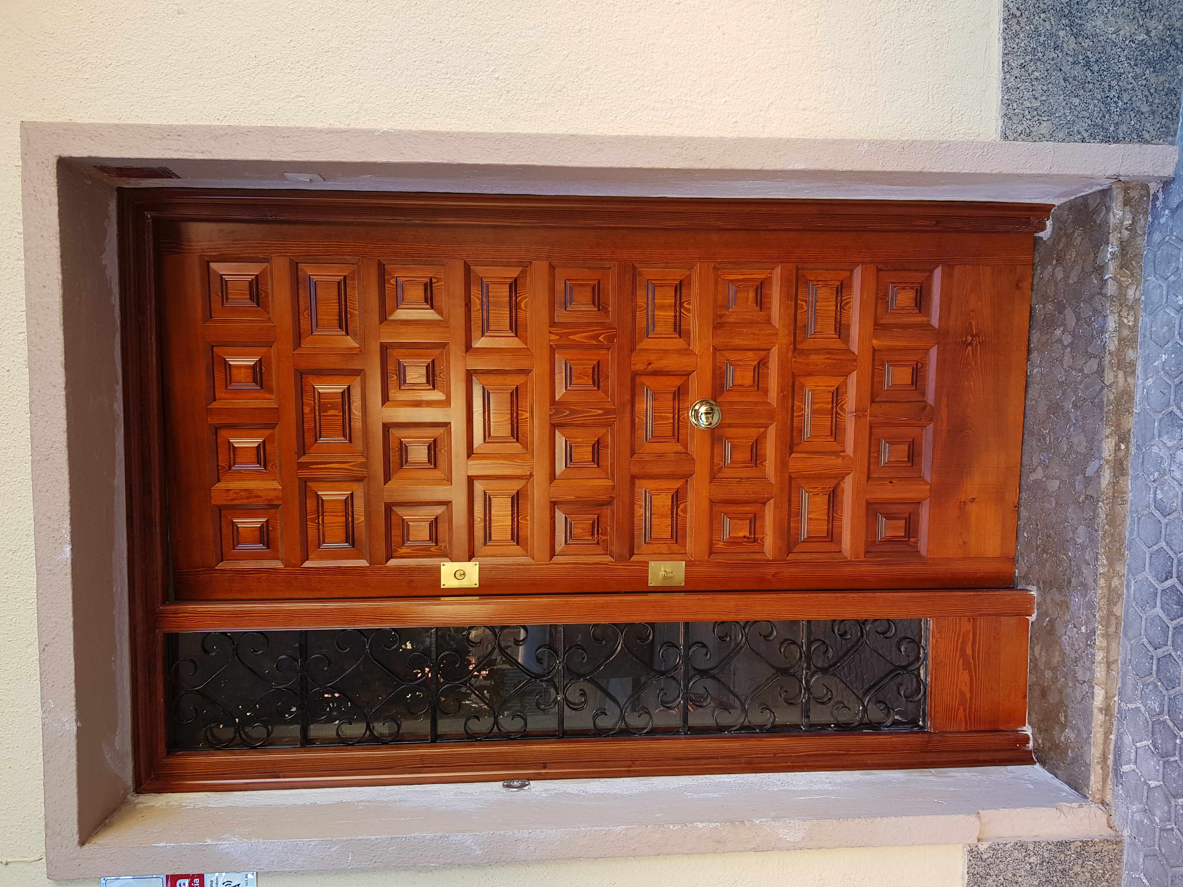 fabricación puerta exterior con fijo tipo castellana