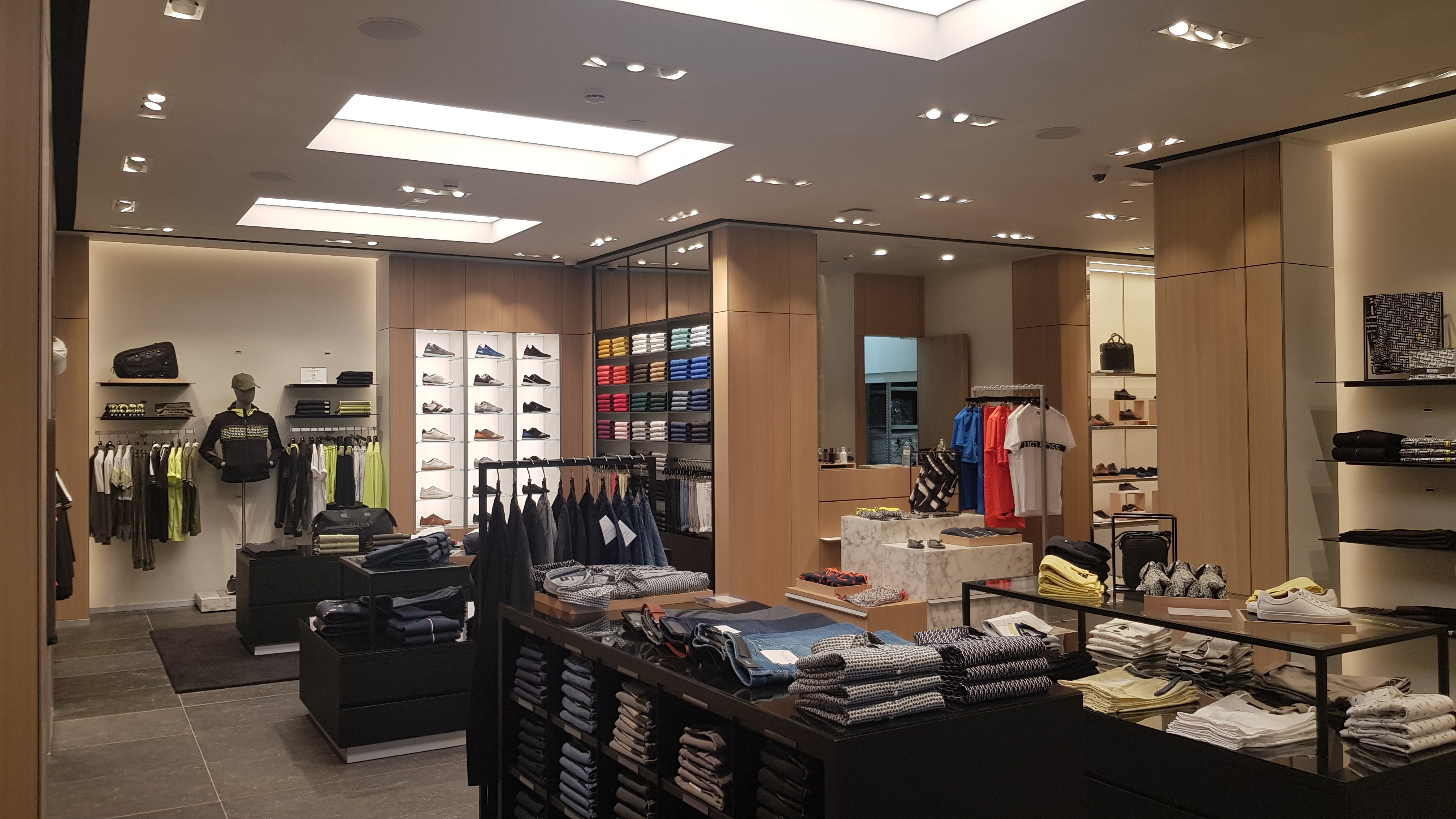 Vista general de tienda de ropa