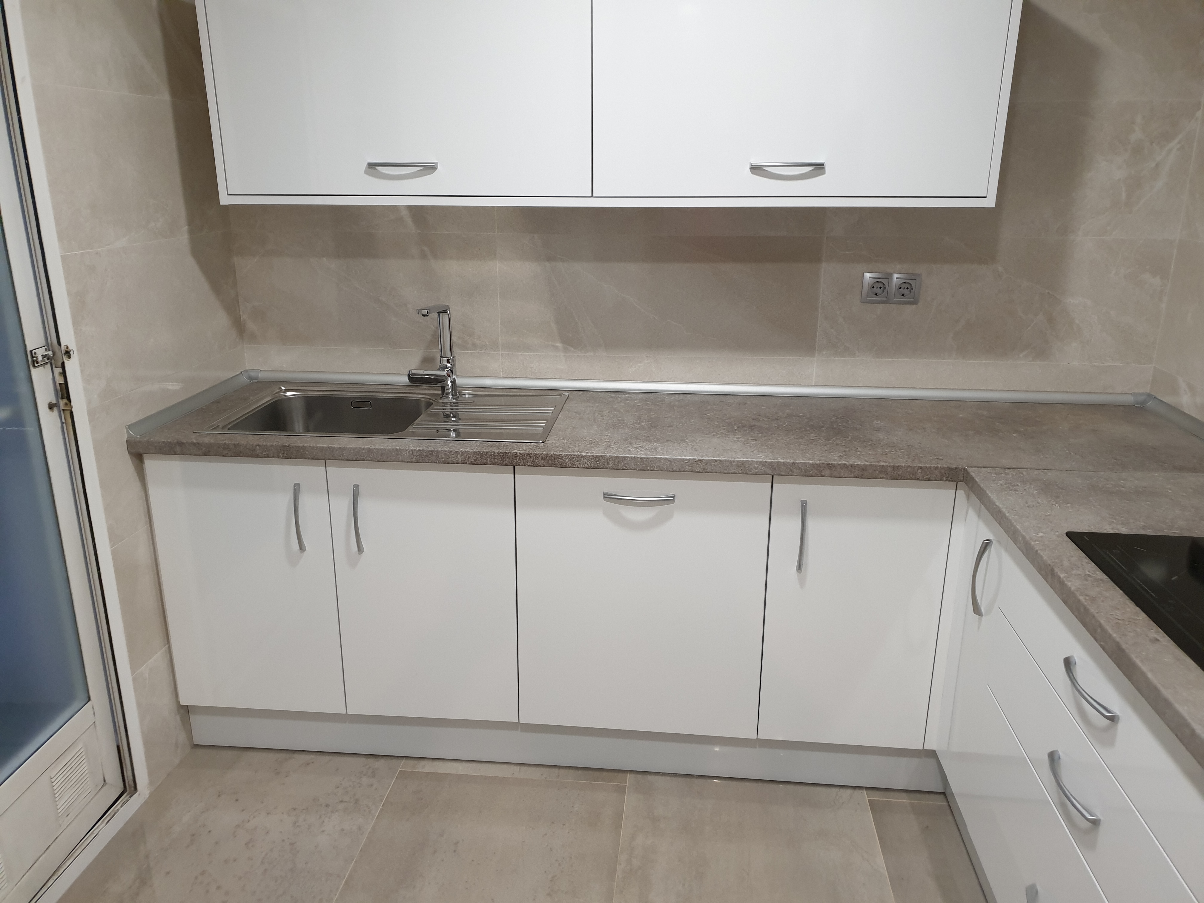 Cocina estilo moderno en estratificado color blanco.