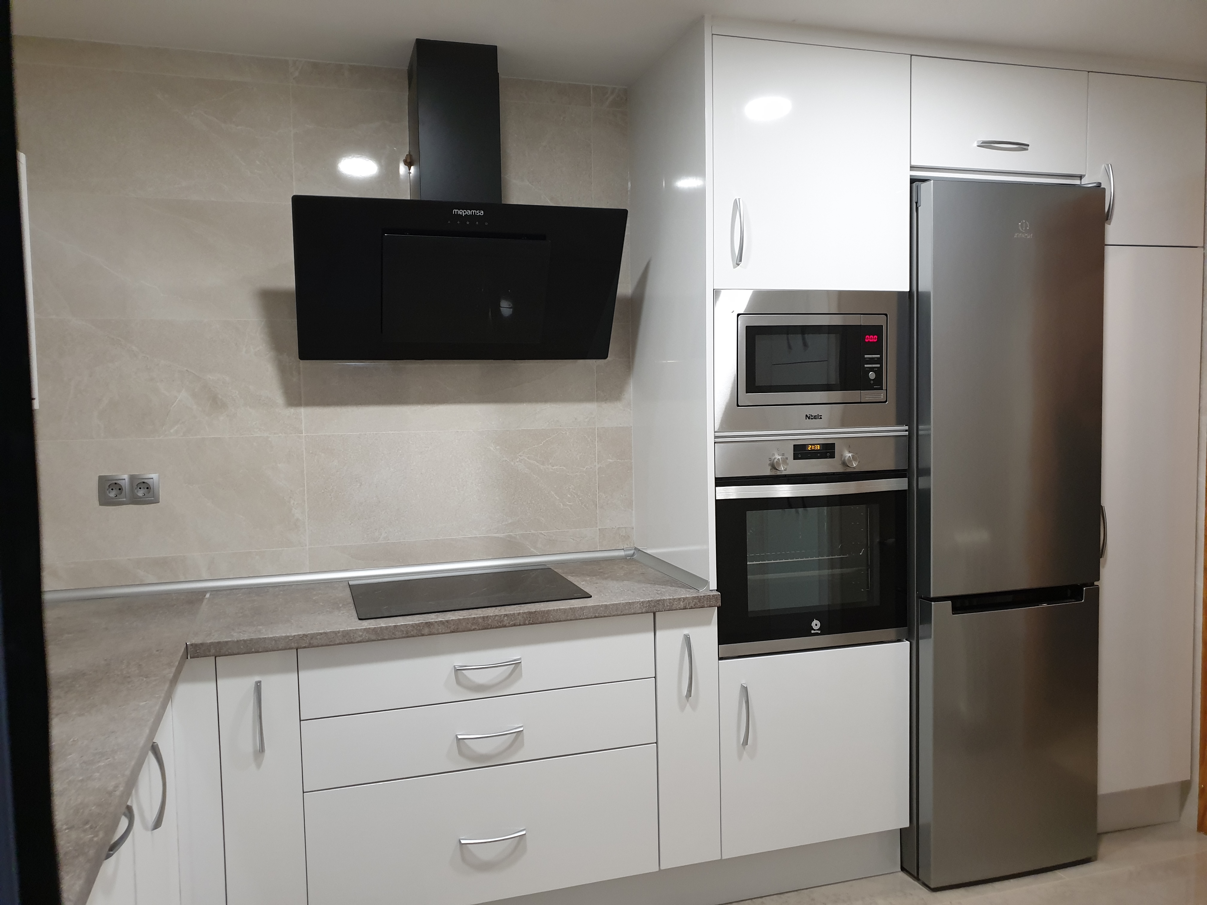 Cocina estilo moderno en estratificado color blanco.