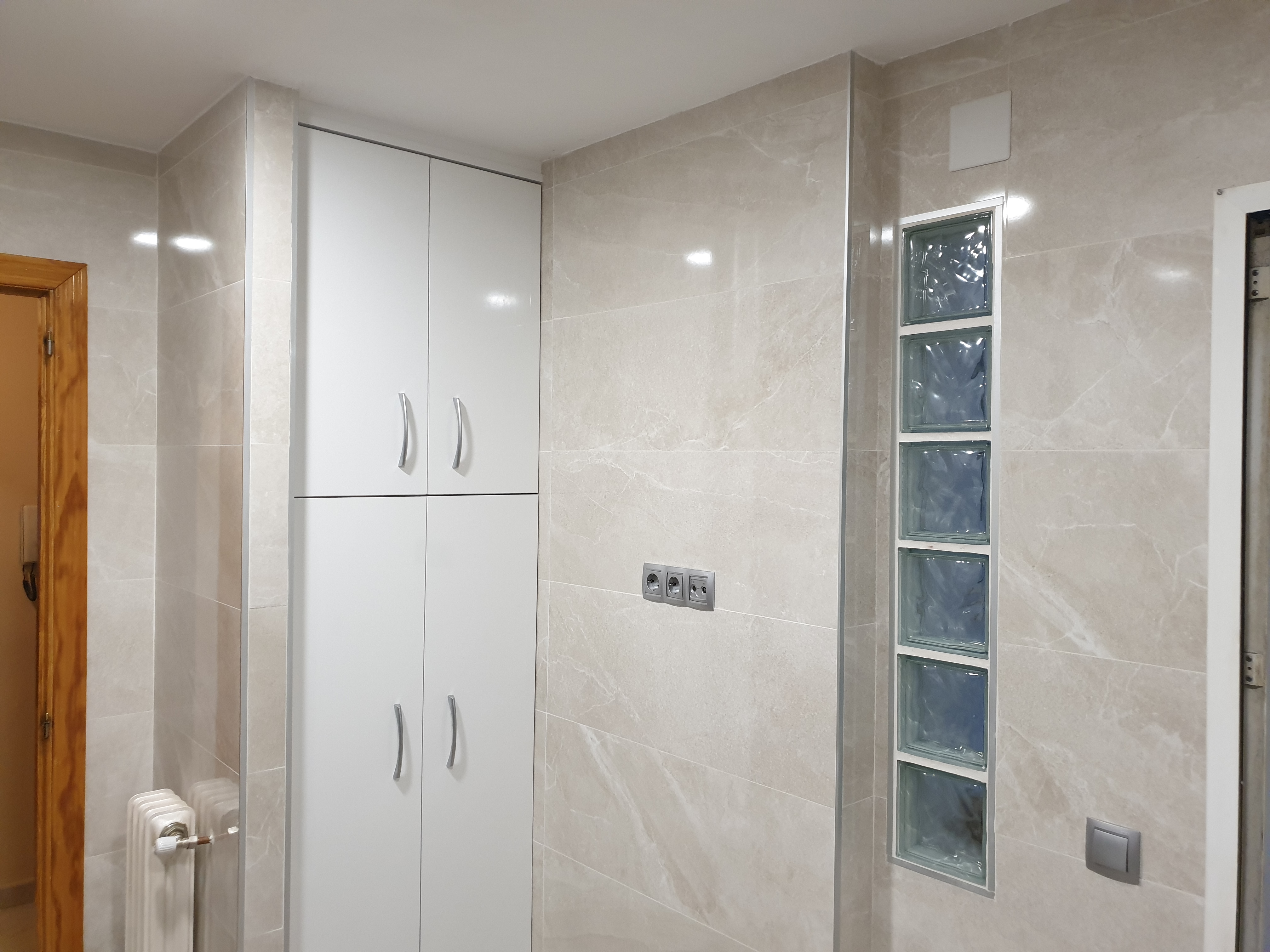 Cocina estilo moderno en estratificado color blanco.