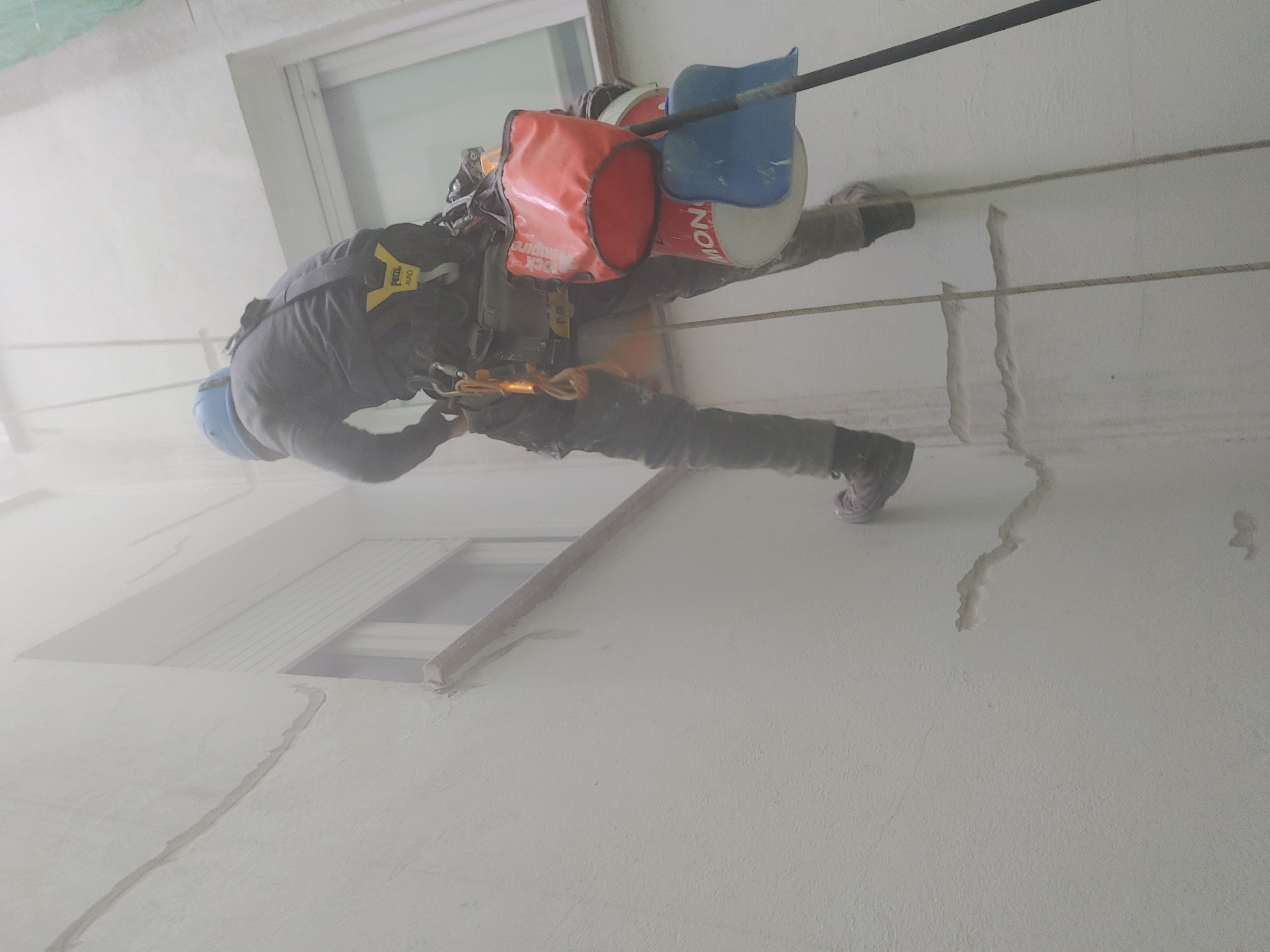 Rehabilitació pati de llums treballs de reparació.