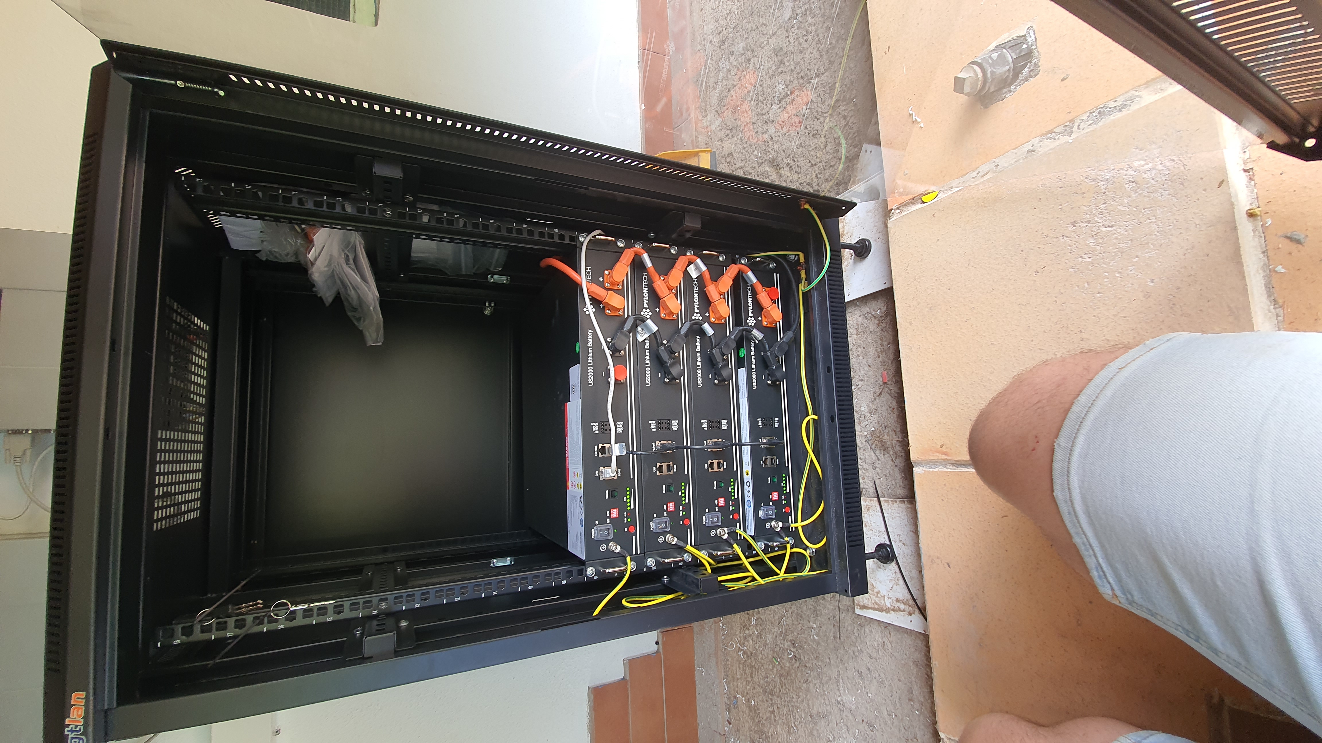 Armario con 4 bateria de Litio Pylontech 2.4 kw