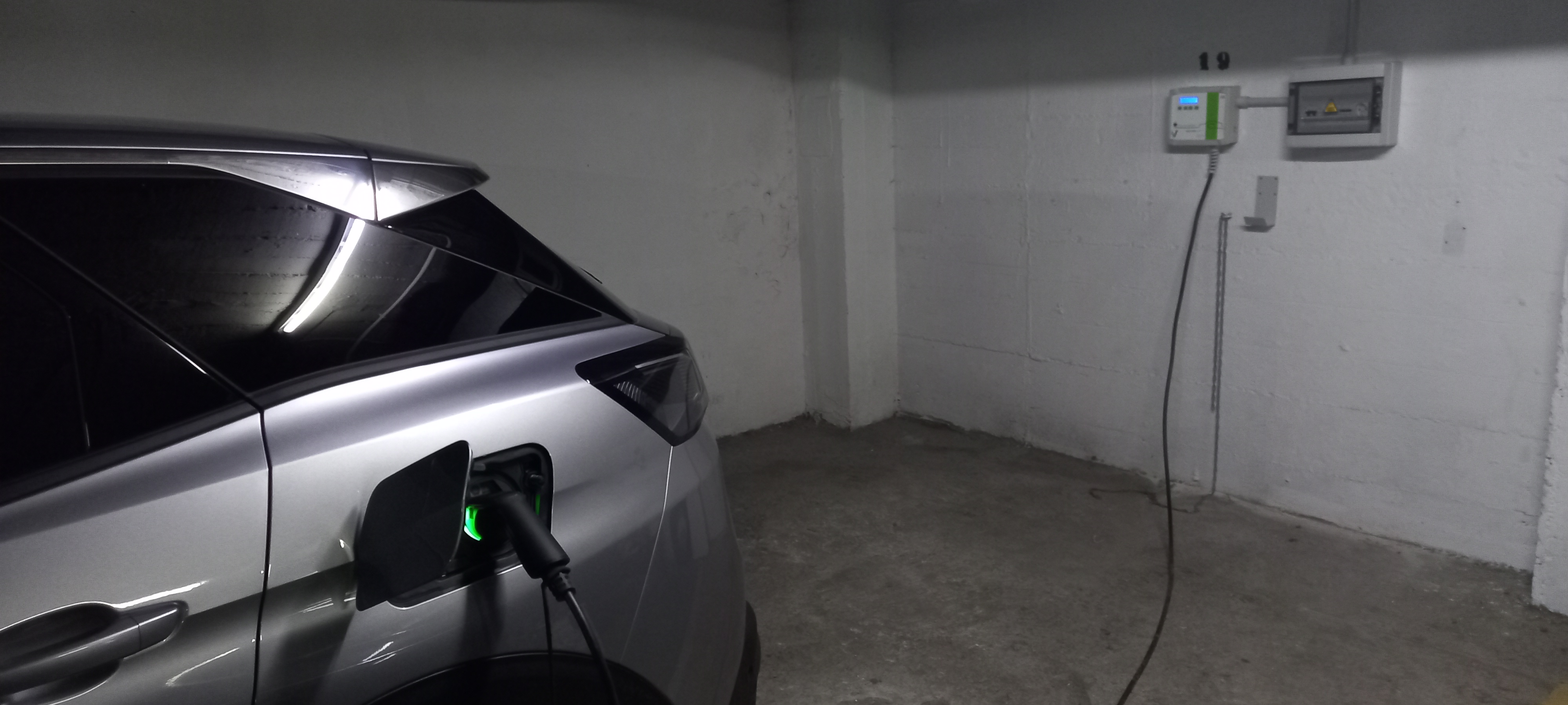 Punto de recarga para vehículo eléctrico en garaje
