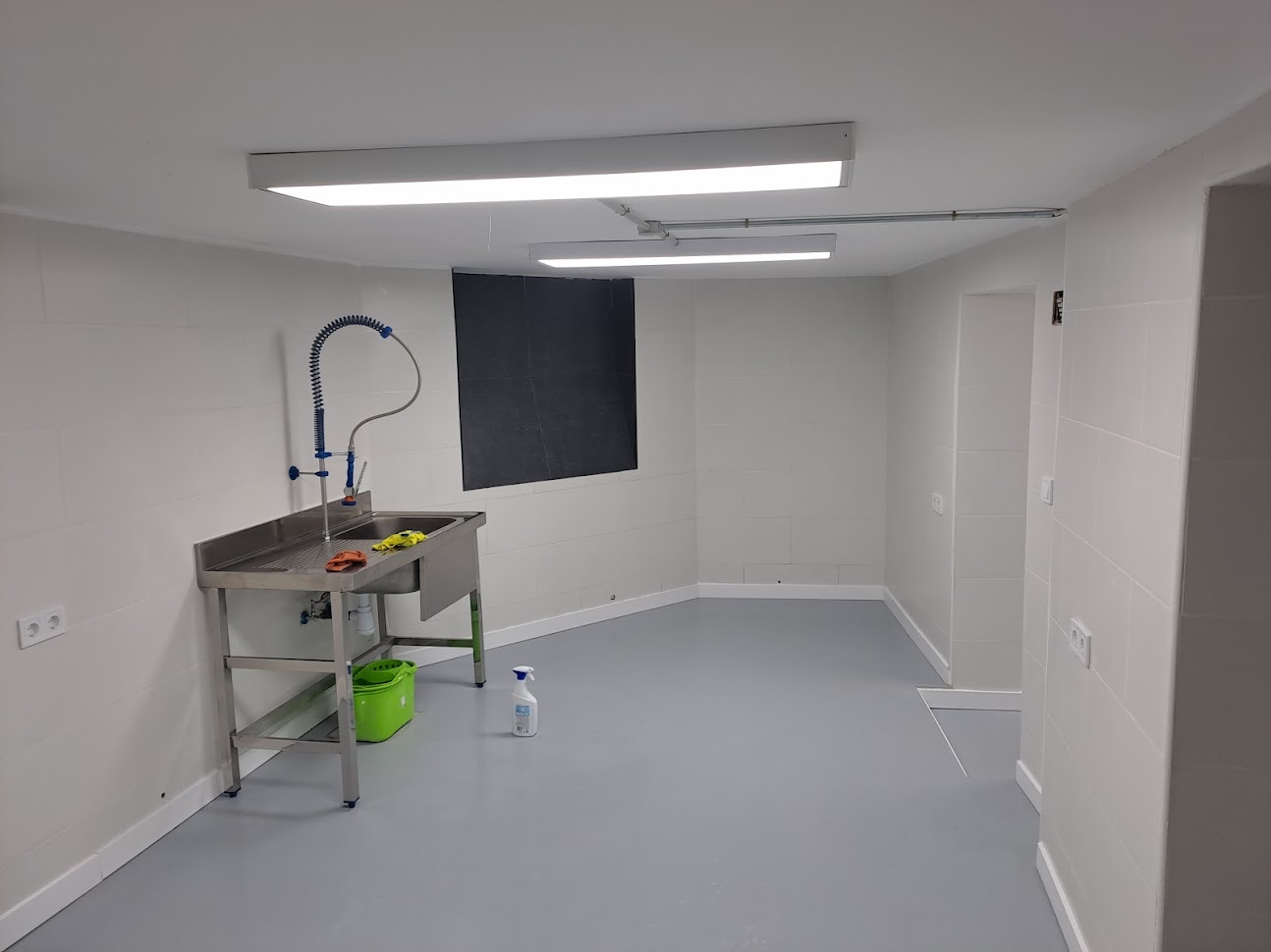 ALICATADO DE SOTANO CON SUELO DE EPOXI