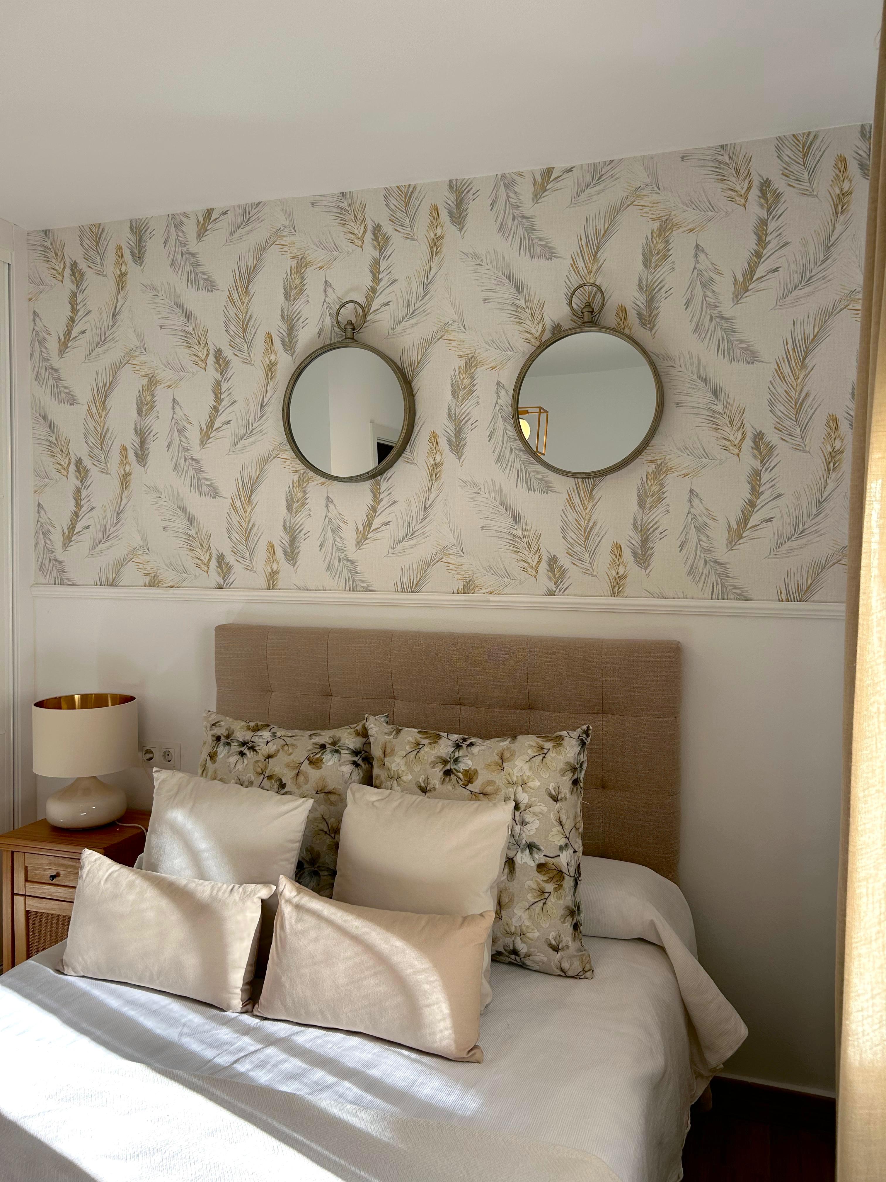 Habitación tranformada con papel pintado