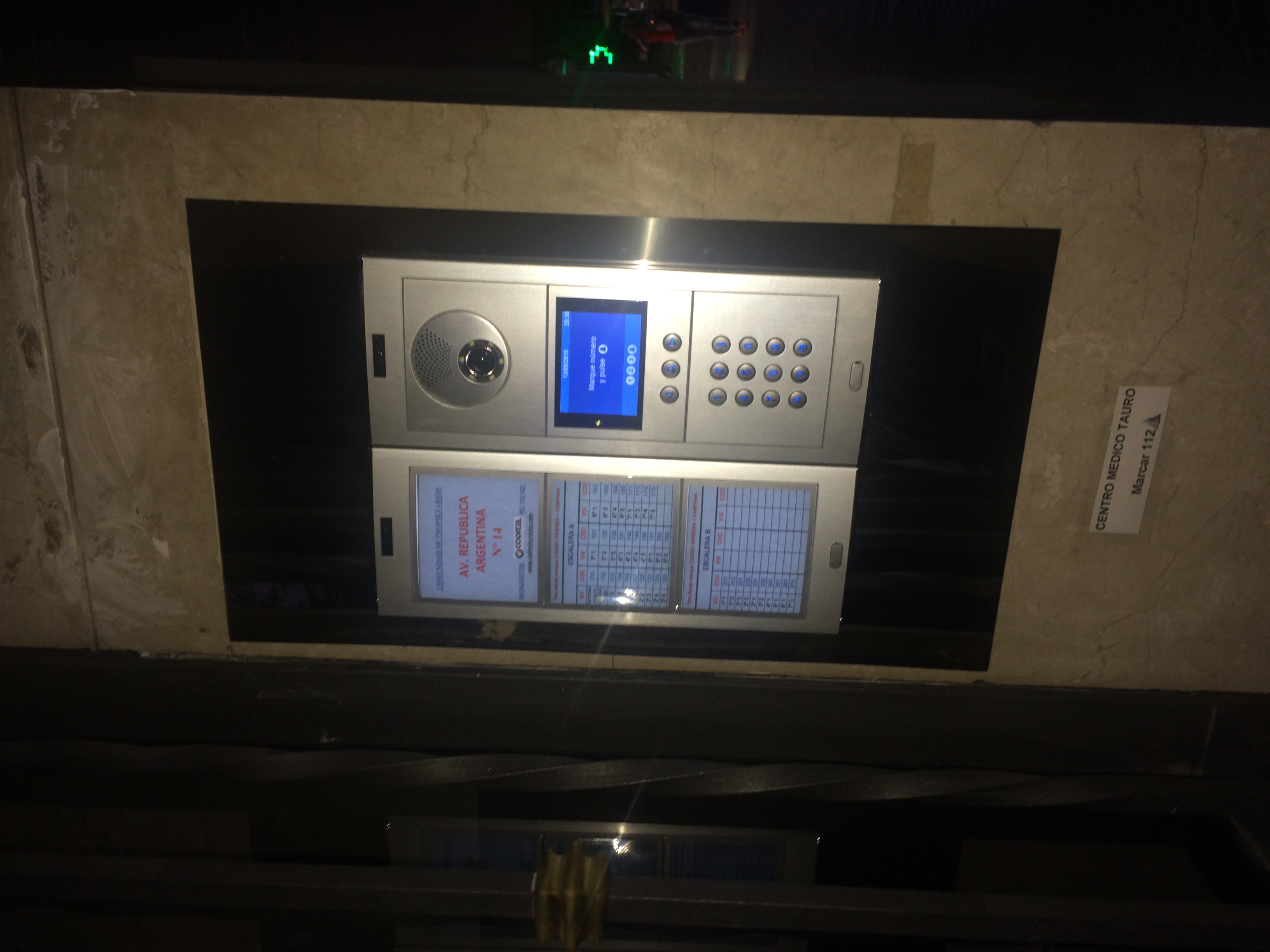 Placa videoportero con teclado y display digital para ver la información